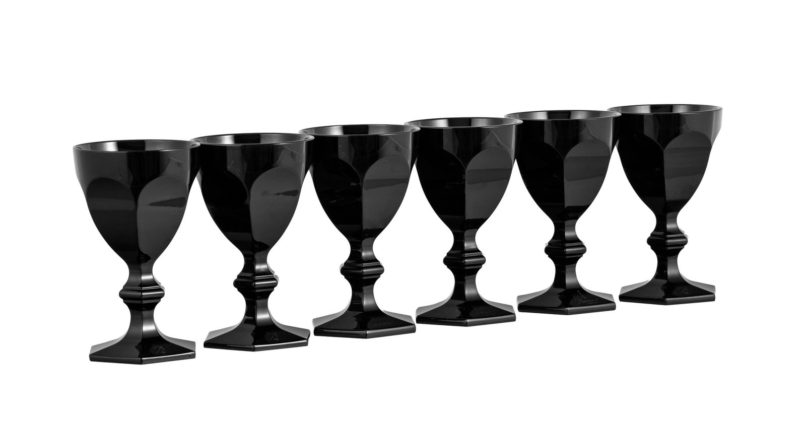 Baccarat et Starck. Suite de 6 verres à vin en cristal noir, modèle Harcourt Darkside, h. : Baccarat et Starck. Suite de 6 verres à vin en cristal noir, modèle Harcourt Darkside, h. 13,5 cm