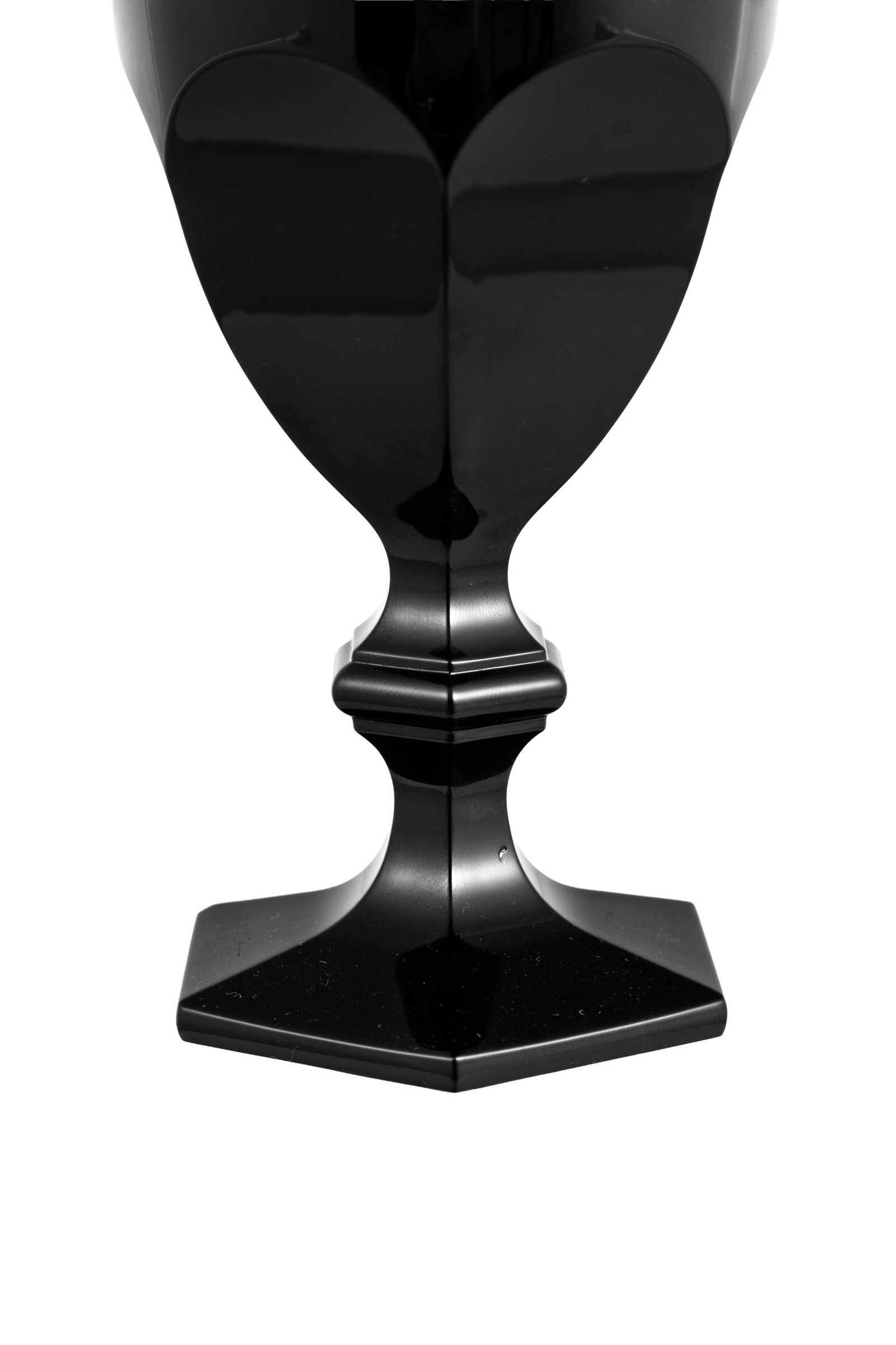 Baccarat et Starck. Suite de 6 verres à vin en cristal noir, modèle Harcourt Darkside, h.  - 5