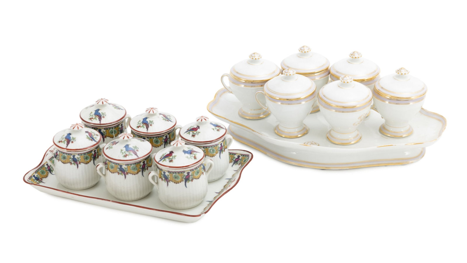 Ensemble de 2 plateaux avec 12 pots à jus en porcelaine, XXe s., 2 modèles, à dé: Ensemble de 2 plateaux avec 12 pots à jus en porcelaine, XXe s., 2 modèles, à décor polychrome et or, long. 26 cm Condition éclats manques au décor et à la dorure