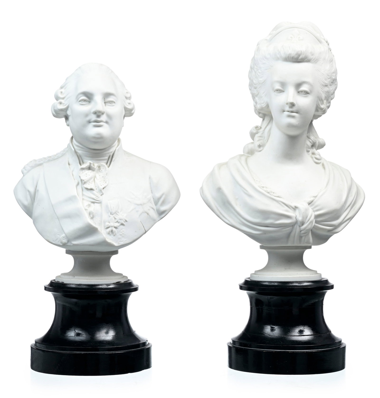Paire de bustes de Louis XVI et Marie-Antoinette en biscuit, XXe s., posant sur des socles en bois p: Paire de bustes de Louis XVI et Marie-Antoinette en biscuit, XXe s., posant sur des socles en bois peint en noir, non signés, h. 32,5 et 38 cm Condition fêles de cuisson