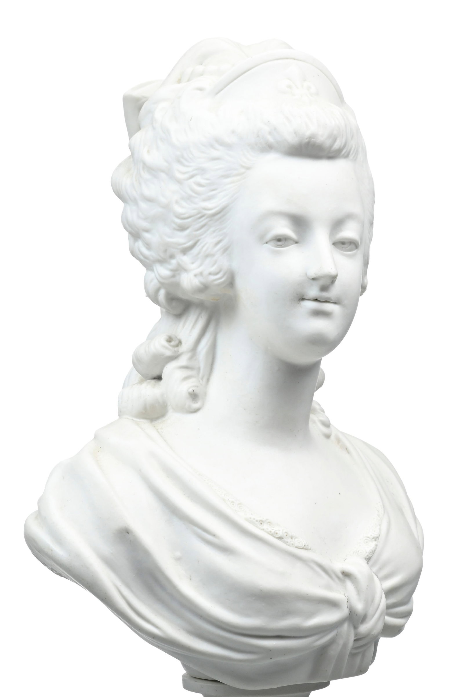 Paire de bustes de Louis XVI et Marie-Antoinette en biscuit, XXe s., posant sur des socles en bois p - 4