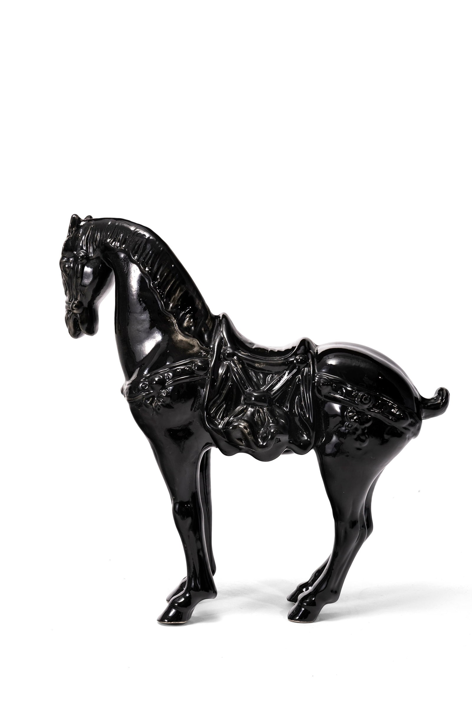 Cheval de style Tang en faïence à glaçure noire, XXe s., h. 36 cm: Cheval de style Tang en faïence à glaçure noire, XXe s., h. 36 cm