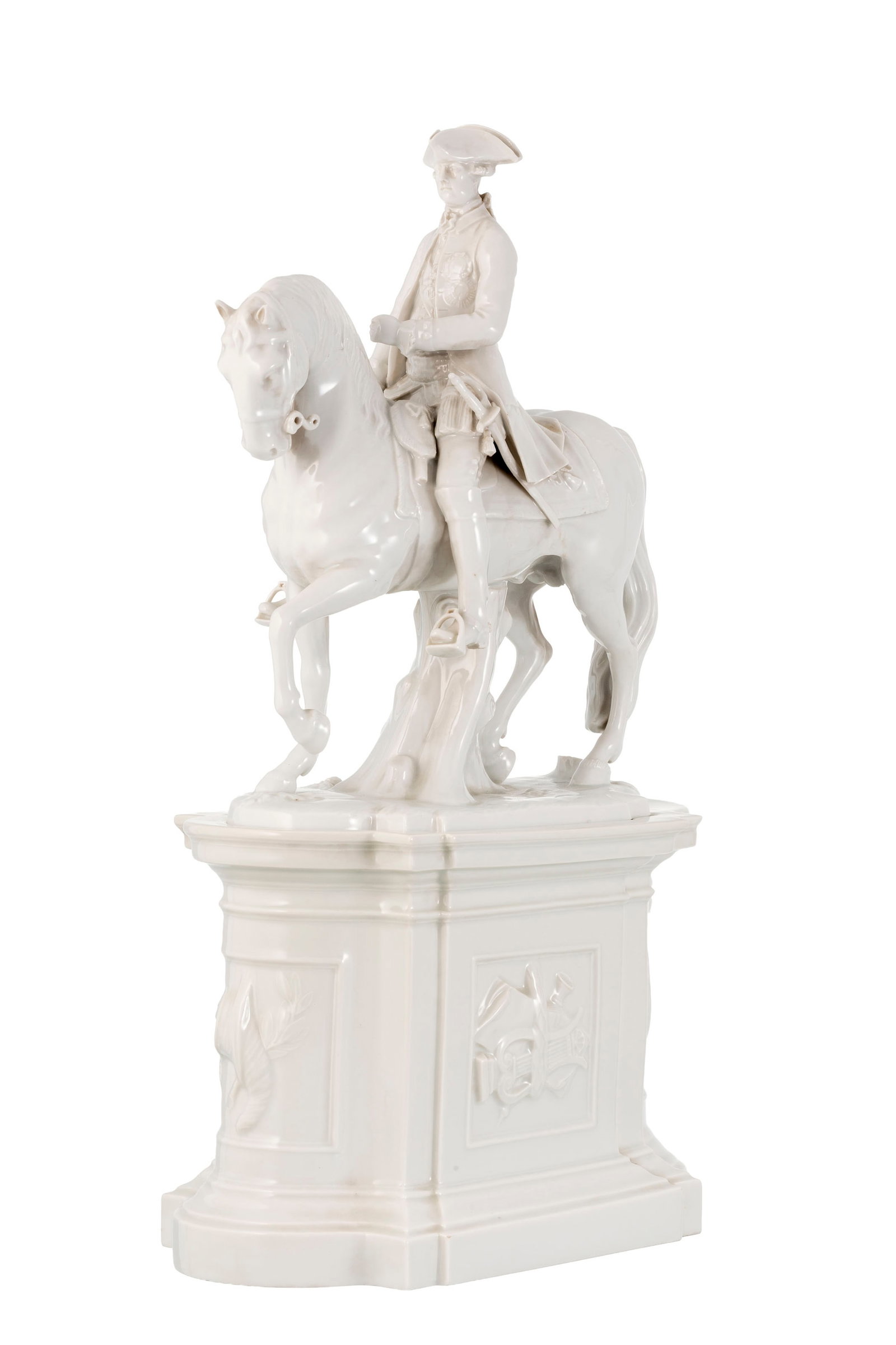 Frédéric II à cheval, en porcelaine de Füsrtenberg, XXe s., en 2 parties, d'apr&: Frédéric II à cheval, en porcelaine de Füsrtenberg, XXe s., en 2 parties, d'après un modèle du XVIIIe s., h. 48,5 cm