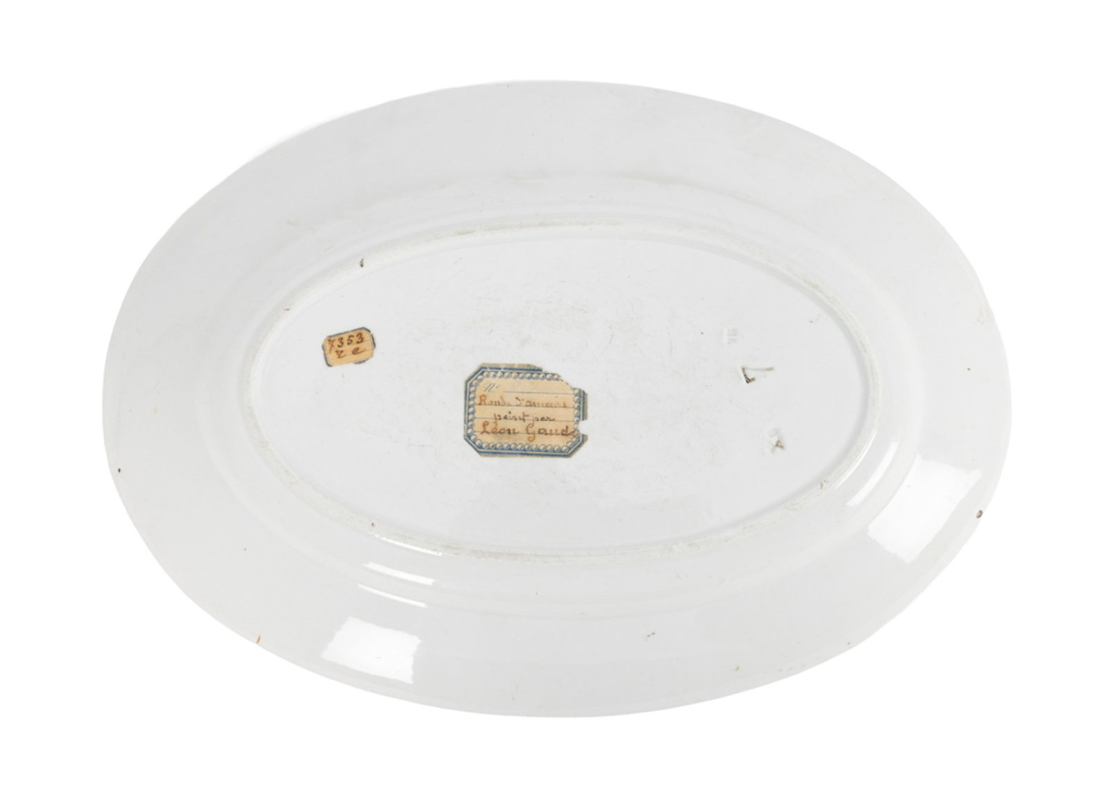 Plat en faïence, avec décor peint d'une ronde d'amours attribué à Léon Gaud - 2