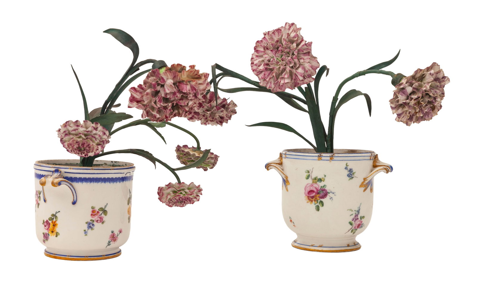 Paire de cache-pots en porcelaine et tôle peinte dans le goût de Sèvres, à d: Paire de cache-pots en porcelaine et tôle peinte dans le goût de Sèvres, à décor de fleurs, rehauts or, signature apocryphe, h. env. 29 cm Condition restaurations et manques