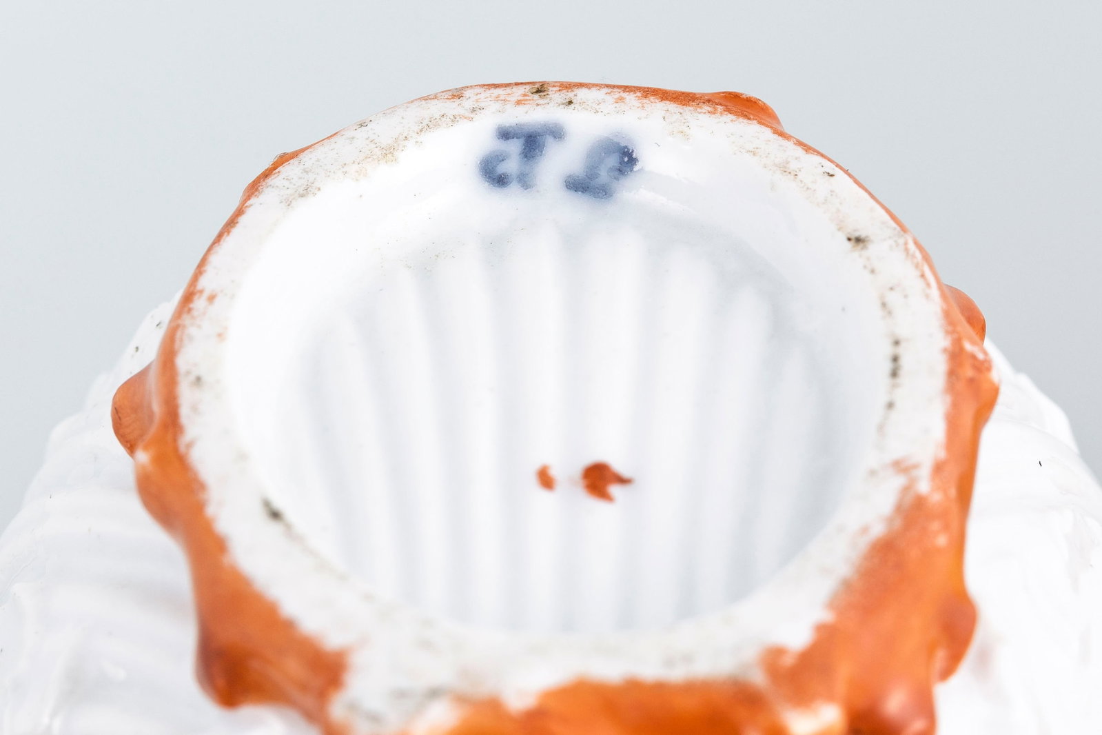 Ensemble de 3 tasses et 2 soucoupes or et anse effet corail, Dagoty et 1 tasse blanche, or et effet  - 10