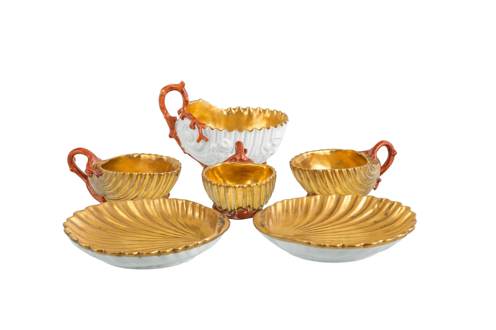 Ensemble de 3 tasses et 2 soucoupes or et anse effet corail, Dagoty et 1 tasse blanche, or et effet : Ensemble de 3 tasses et 2 soucoupes or et anse effet corail, Dagoty et 1 tasse blanche, or et effet corail, Jacob Petit, Paris, XIXe s., marquées (sauf soucoupes)