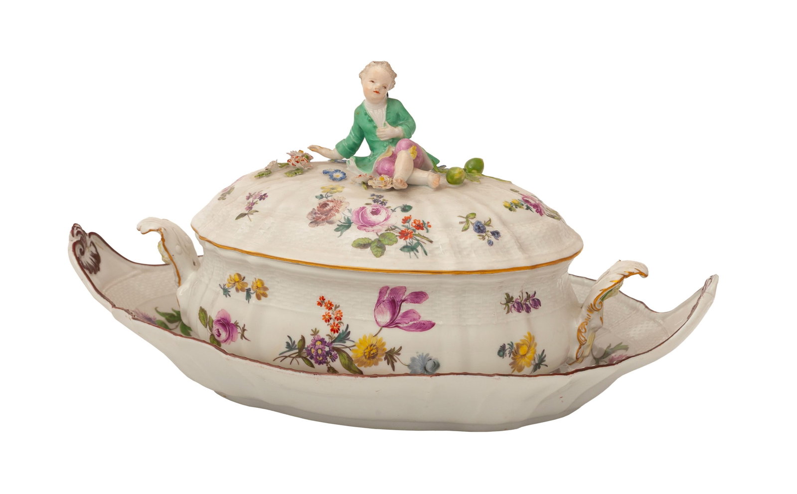 Meissen. Ensemble d'1 terrine et 1 présentoir en porcelaine, XIXe s., à décor de fleu: Meissen. Ensemble d'1 terrine et 1 présentoir en porcelaine, XIXe s., à décor de fleurs, la prise figurant un jeune homme assis, long. 27,5 et 35,5 cm Condition manques