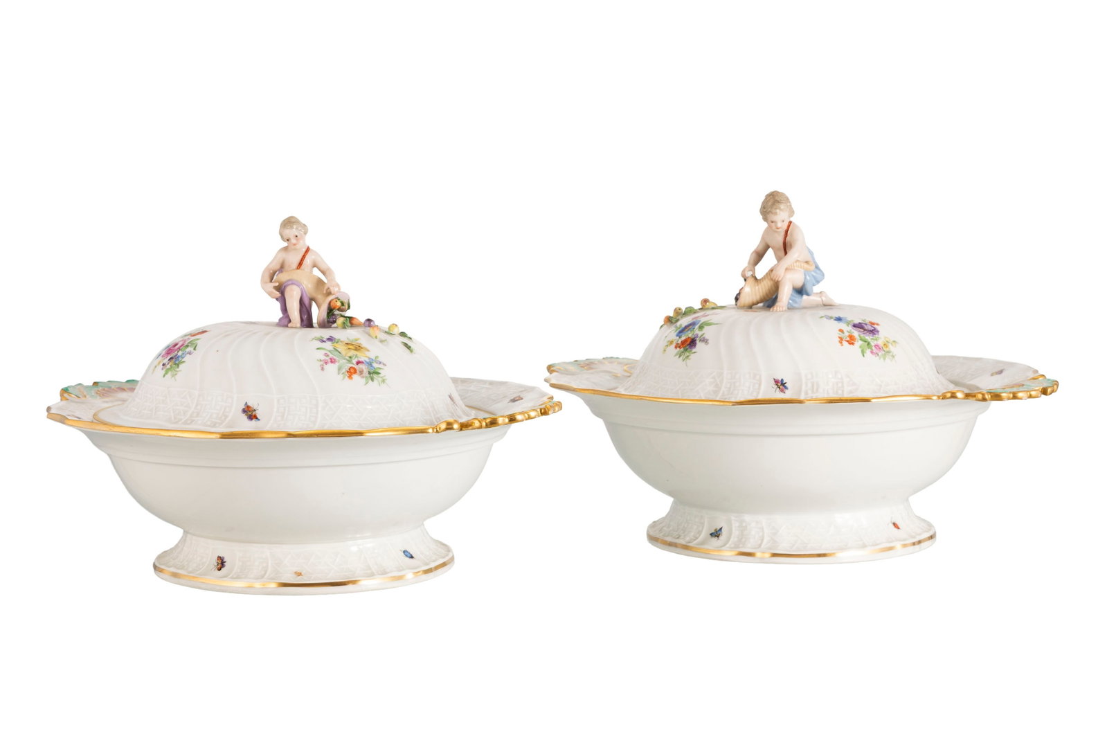 Meissen. Paire de soupières en porcelaine, XIXe s., à décor polychrome de fleurs et p: Meissen. Paire de soupières en porcelaine, XIXe s., à décor polychrome de fleurs et prise en forme de putto, diam. 27,5 cm, h. 21 cm Condition feuilles manquantes sur les couvercles <