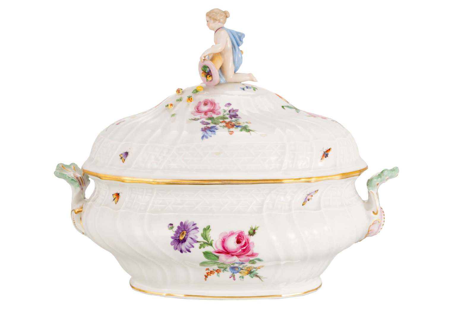 Meissen. Soupière ovale en porcelaine, XIXe s., à décor de fleurs polychrome et prise: Meissen. Soupière ovale en porcelaine, XIXe s., à décor de fleurs polychrome et prise avec putto, h. 30 cm