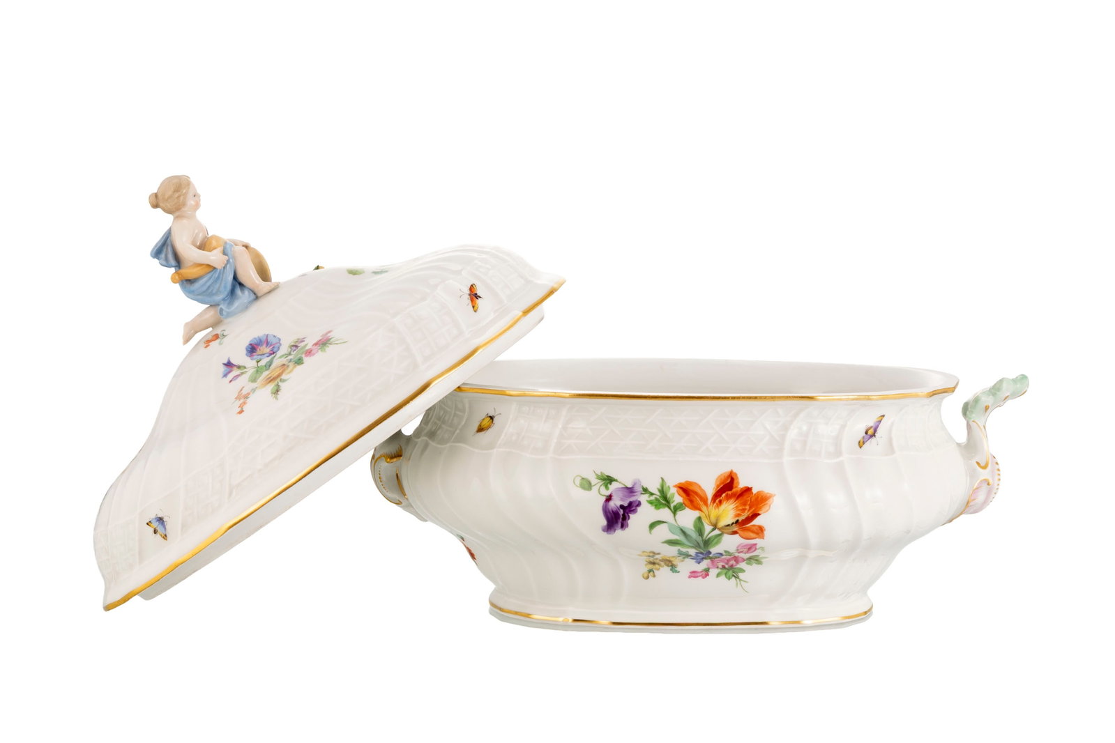 Meissen. Soupière ovale en porcelaine, XIXe s., à décor de fleurs polychrome et prise - 3