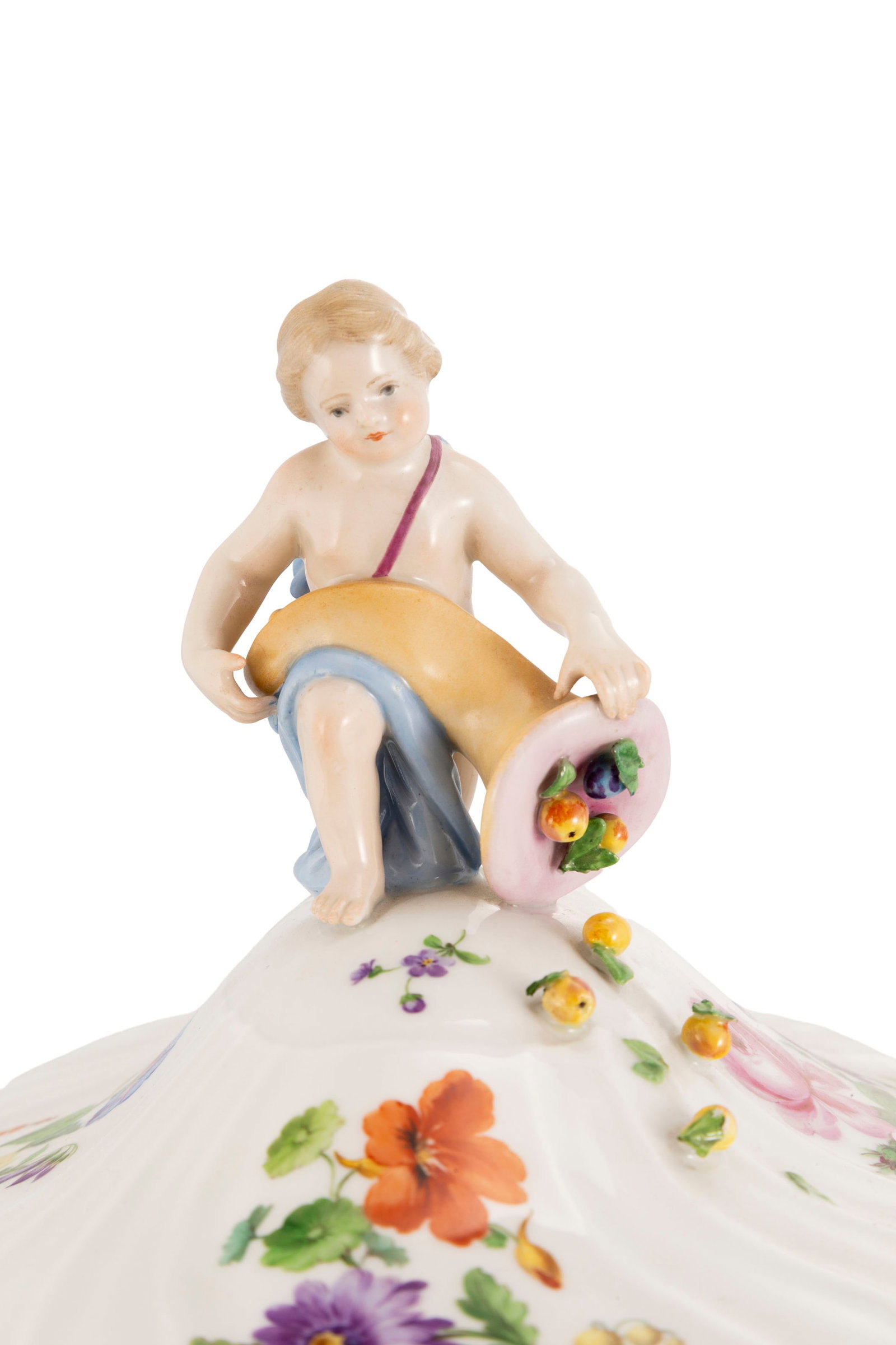 Meissen. Soupière ovale en porcelaine, XIXe s., à décor de fleurs polychrome et prise - 4