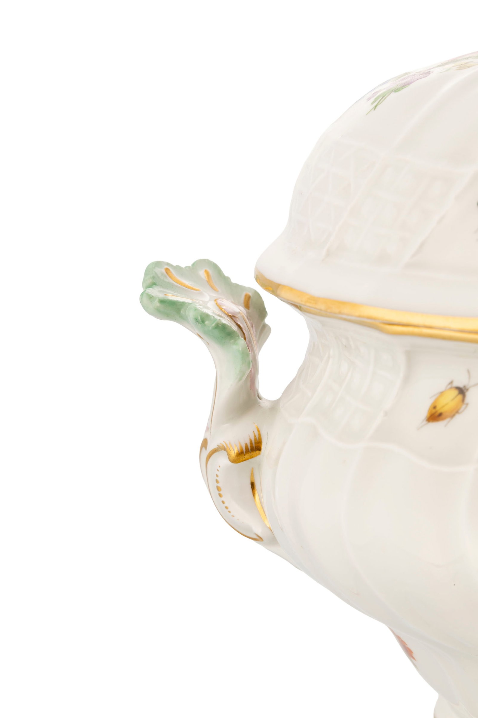 Meissen. Soupière ovale en porcelaine, XIXe s., à décor de fleurs polychrome et prise - 5