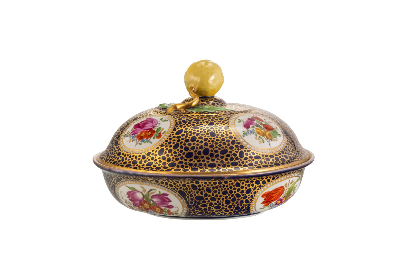 Meissen. Coupe couverte en porcelaine, marque époque Marcolini, XIXe s., à décor de f: Meissen. Coupe couverte en porcelaine, marque époque Marcolini, XIXe s., à décor de fleurs sur fond bleu et or, diam. 20,5 cm, h. 16 cm