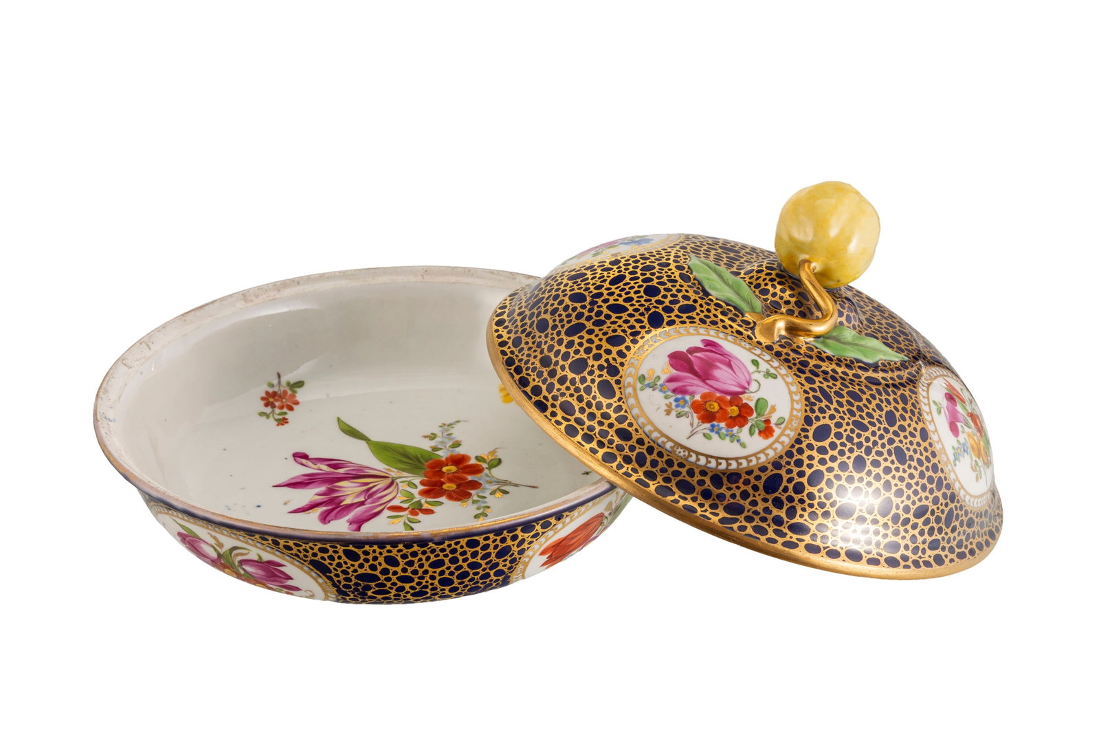 Meissen. Coupe couverte en porcelaine, marque époque Marcolini, XIXe s., à décor de f - 2