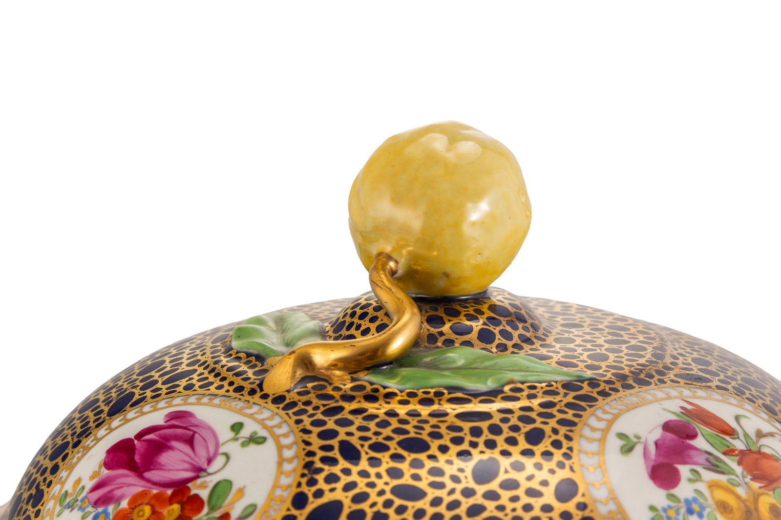 Meissen. Coupe couverte en porcelaine, marque époque Marcolini, XIXe s., à décor de f - 3