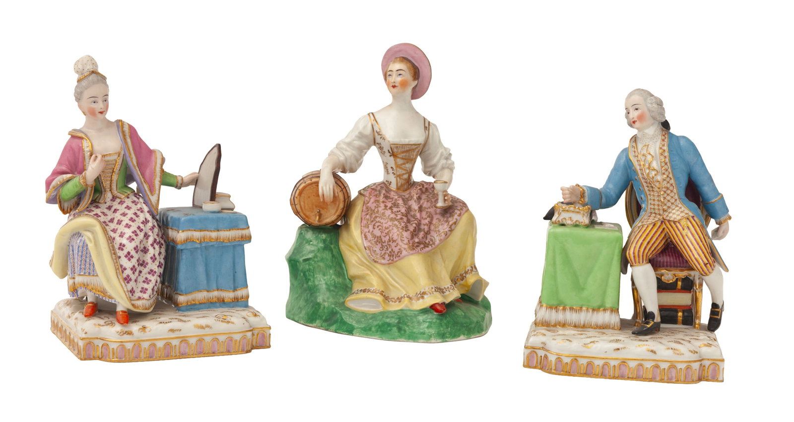 Jacob Petit. Ensemble de 3 figures assises en porcelaine, Paris, XIXe s., à décor polychro: Jacob Petit. Ensemble de 3 figures assises en porcelaine, Paris, XIXe s., à décor polychrome et or, h. de 16 à 19 cm Provenance Fondée en 1830 par Jacob Petit (1796-1868) et active