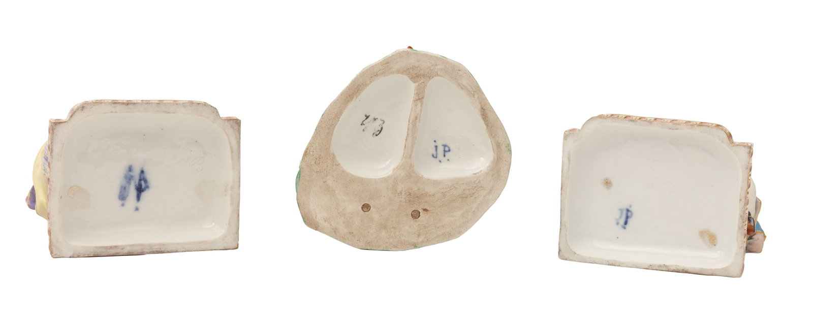 Jacob Petit. Ensemble de 3 figures assises en porcelaine, Paris, XIXe s., à décor polychro - 6