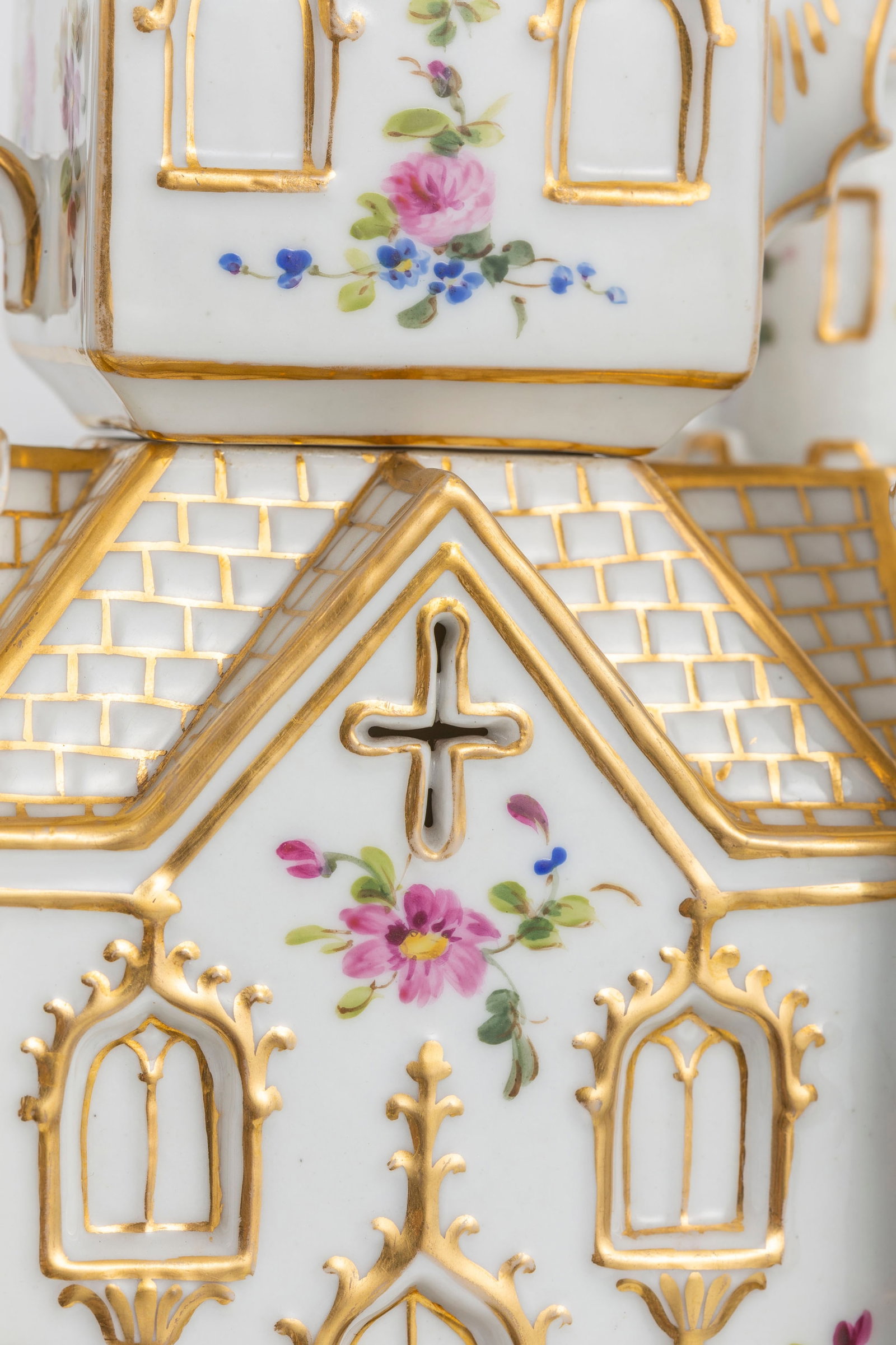 Jacob Petit. Tisanière en porcelaine, Paris, XIXe s., en forme de château surmonté de - 6