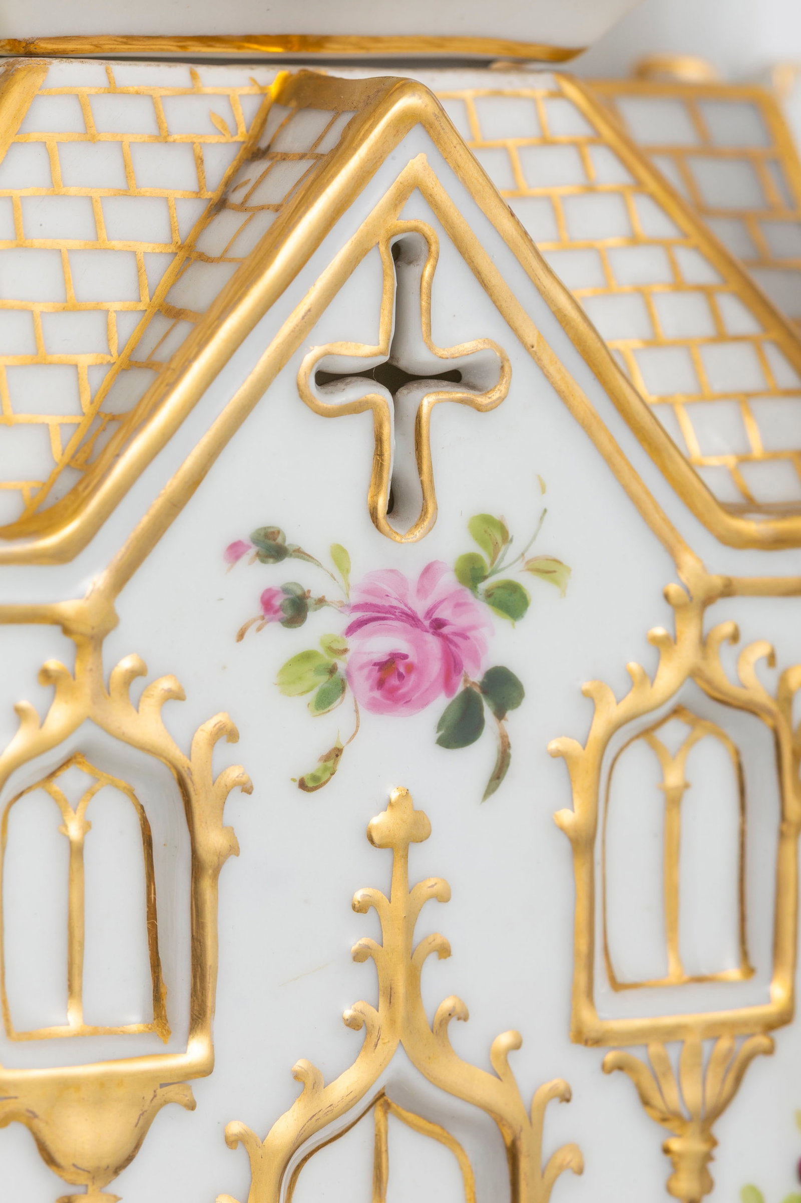 Jacob Petit. Tisanière en porcelaine, Paris, XIXe s., en forme de château surmonté de - 7