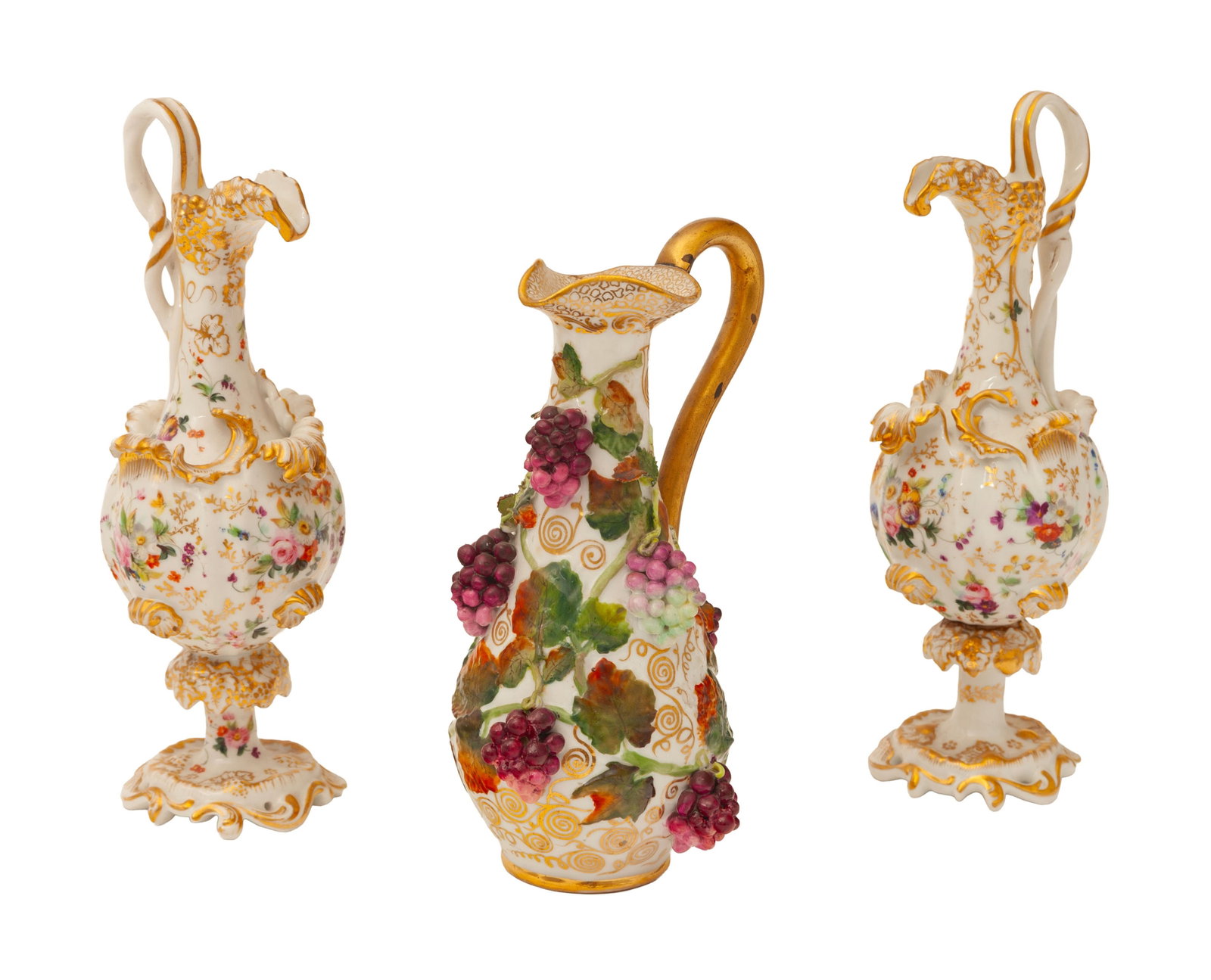 Jacob Petit. Ensemble de 3 aiguières en porcelaine, Paris, XIXe s., à décor de fleurs: Jacob Petit. Ensemble de 3 aiguières en porcelaine, Paris, XIXe s., à décor de fleurs et grappes de raisins polychromes, h. 21 et 25 cm Provenance Fondée en 1830 par Jacob Petit