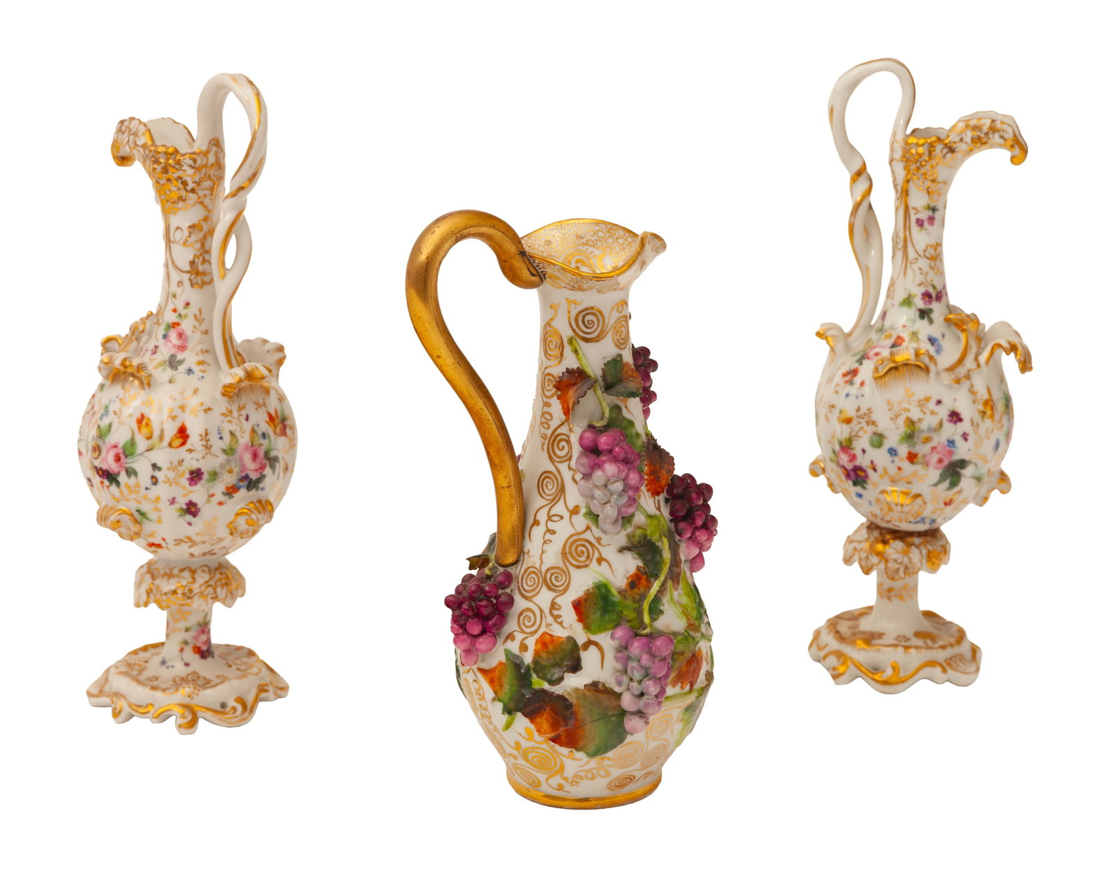 Jacob Petit. Ensemble de 3 aiguières en porcelaine, Paris, XIXe s., à décor de fleurs - 2