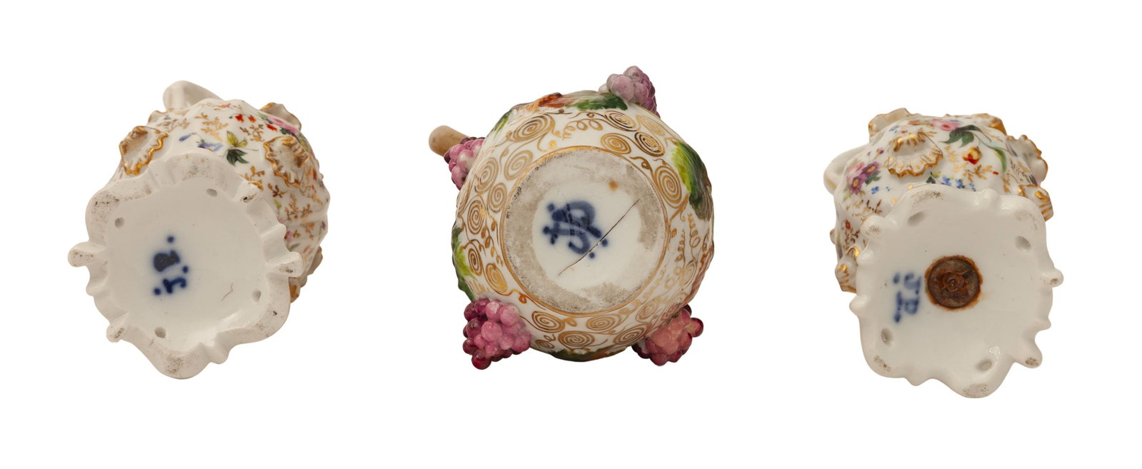Jacob Petit. Ensemble de 3 aiguières en porcelaine, Paris, XIXe s., à décor de fleurs - 3