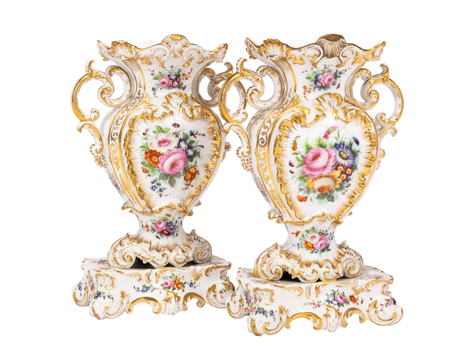Jacob Petit. Paire de vases et présentoirs en porcelaine, Paris, XIXe s., à décor pol: Jacob Petit. Paire de vases et présentoirs en porcelaine, Paris, XIXe s., à décor polychrome de fleurs et rehauts or, h. 31 cm Condition restauration Provenance F