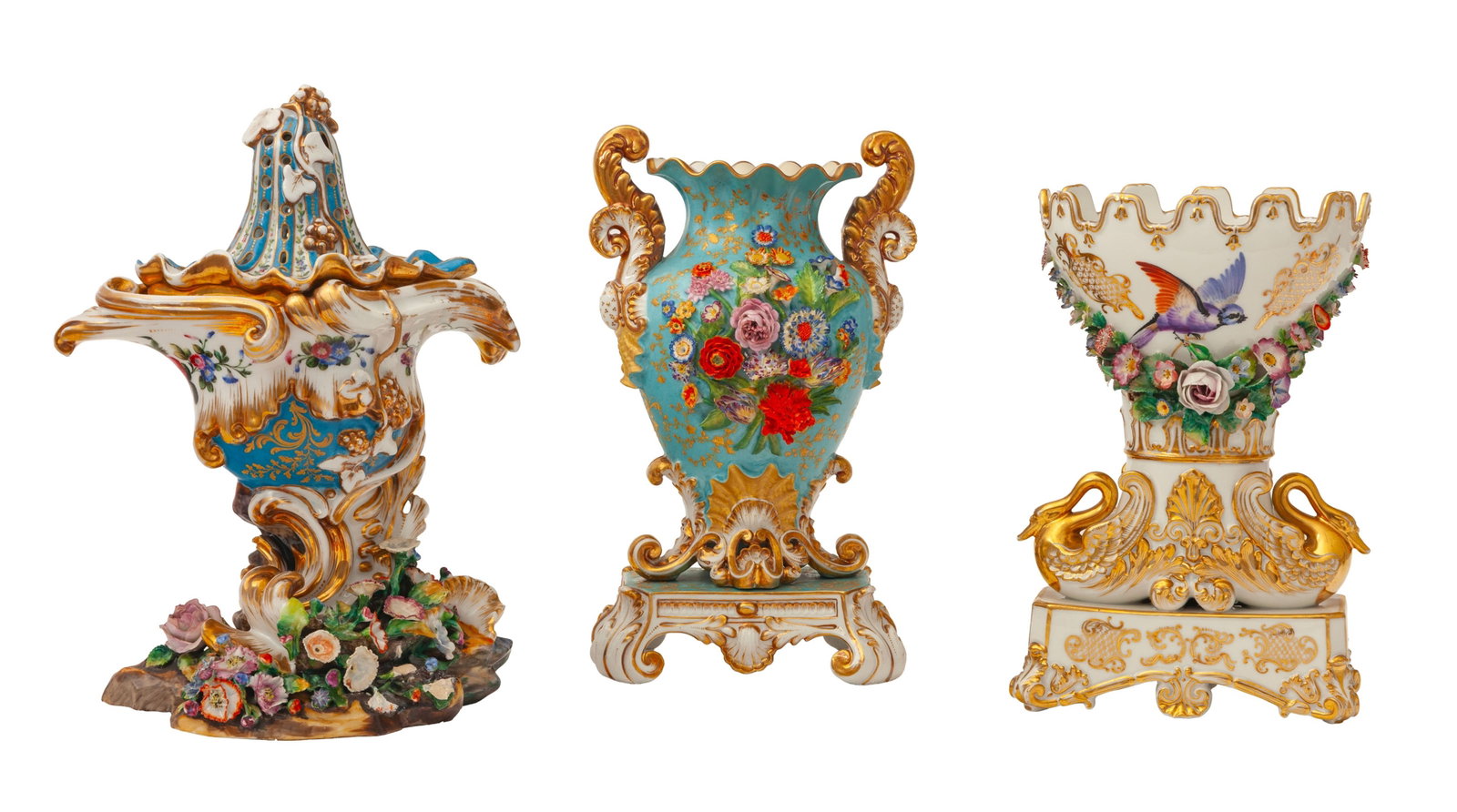Jacob Petit. Ensemble de 2 vases et 1 pot pourri coquille en porcelaine, Paris, XIXe s., à rich: Jacob Petit. Ensemble de 2 vases et 1 pot pourri coquille en porcelaine, Paris, XIXe s., à riche décor polychrome de fleurs, rehauts or, h. de 26 à 31 cm Condition restaurations