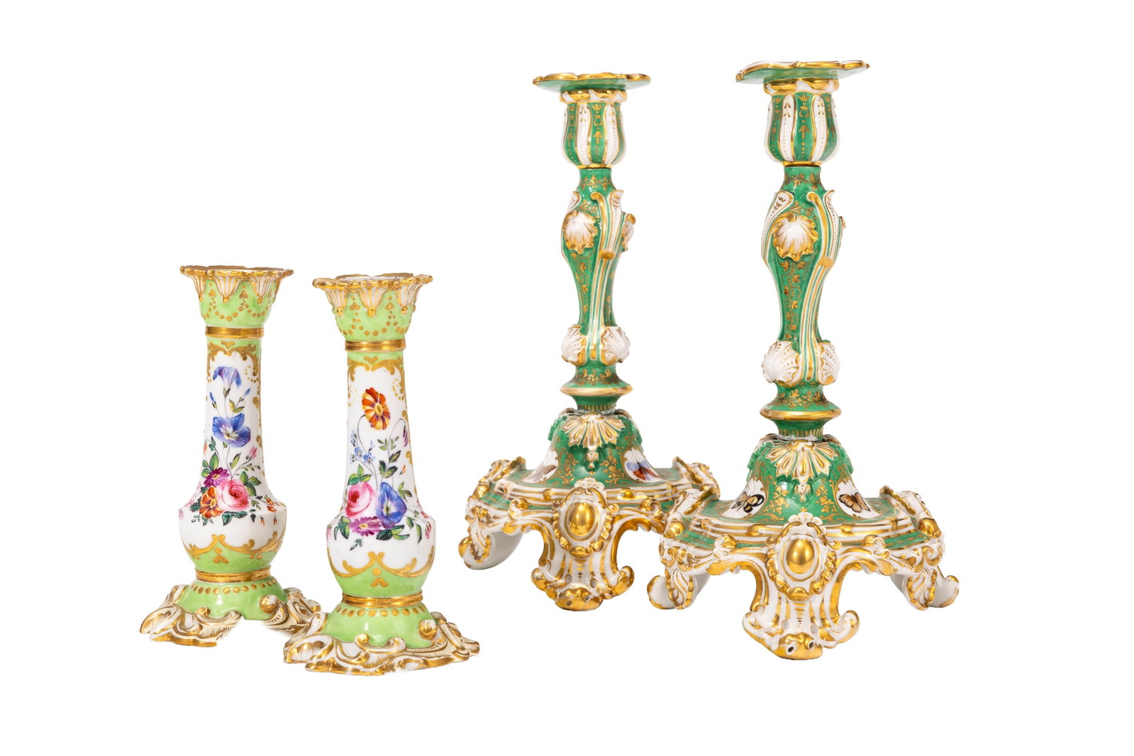 Jacob Petit. Ensemble de 2 paires de bougeoirs en porcelaine, Paris, XIXe s., à décor de f: Jacob Petit. Ensemble de 2 paires de bougeoirs en porcelaine, Paris, XIXe s., à décor de fleurs et papillons et rehauts or, h. 16 et 25 cm Provenance Fondée en 1830 par Jacob Petit