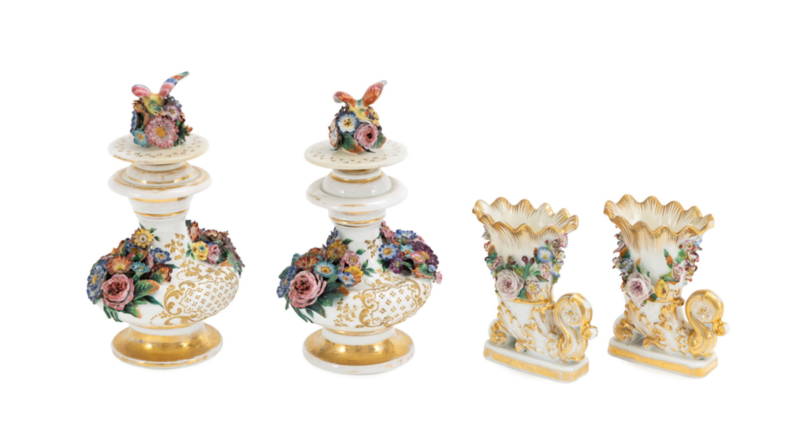 Jacob Petit. Ensemble d'1 paire de flacons et 1 paire de vases en porcelaine, Paris, XIXe s., à: Jacob Petit. Ensemble d'1 paire de flacons et 1 paire de vases en porcelaine, Paris, XIXe s., à décor de fleurs et oiseaux, rehauts or, h. 11 et 20,5 cm Condition restaurations P