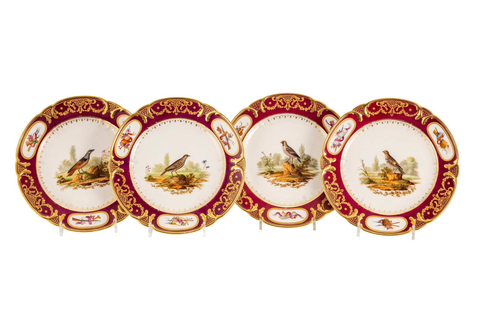 Schoelcher. Ensemble de 4 assiettes en porcelaine, Paris, XIXe s., à décor d'oiseaux sur f: Schoelcher. Ensemble de 4 assiettes en porcelaine, Paris, XIXe s., à décor d'oiseaux sur fond bordeaux et rehauts or, diam. 24,5 cm Condition lacunes au décor et à la dorure