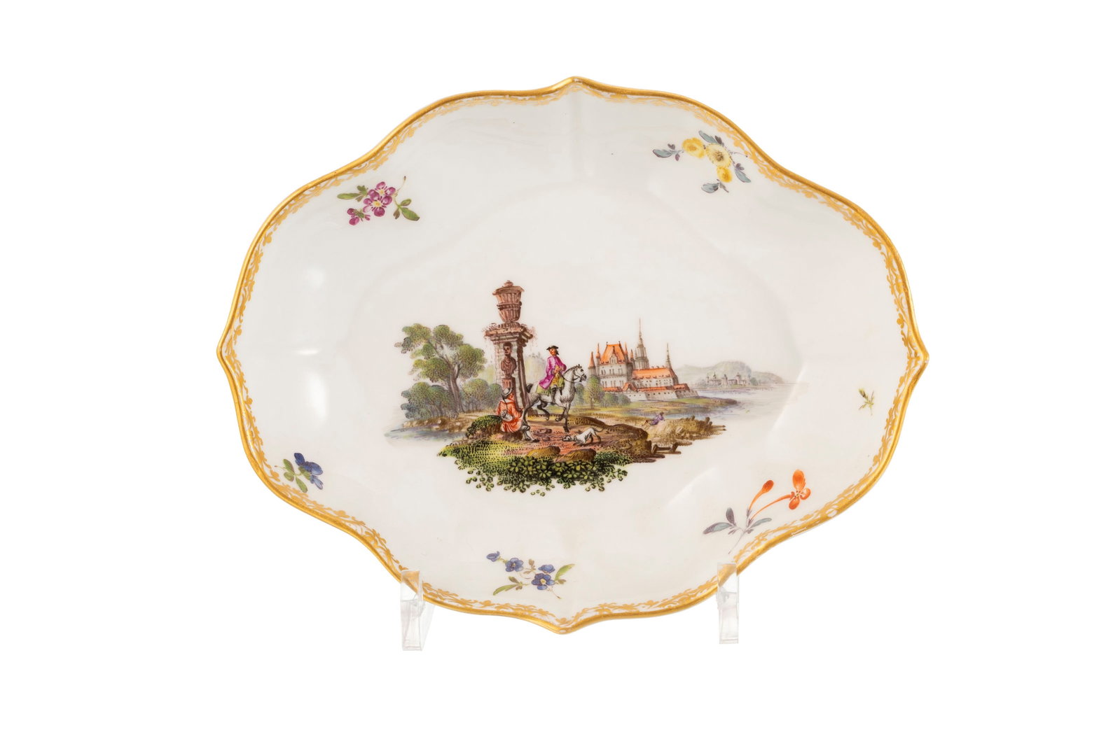 Meissen. Présentoir à cuillers en porcelaine, période Marcolini, à décor po: Meissen. Présentoir à cuillers en porcelaine, période Marcolini, à décor polychrome d'une scène animée et fleurs, bordure or, long. 17 cm
