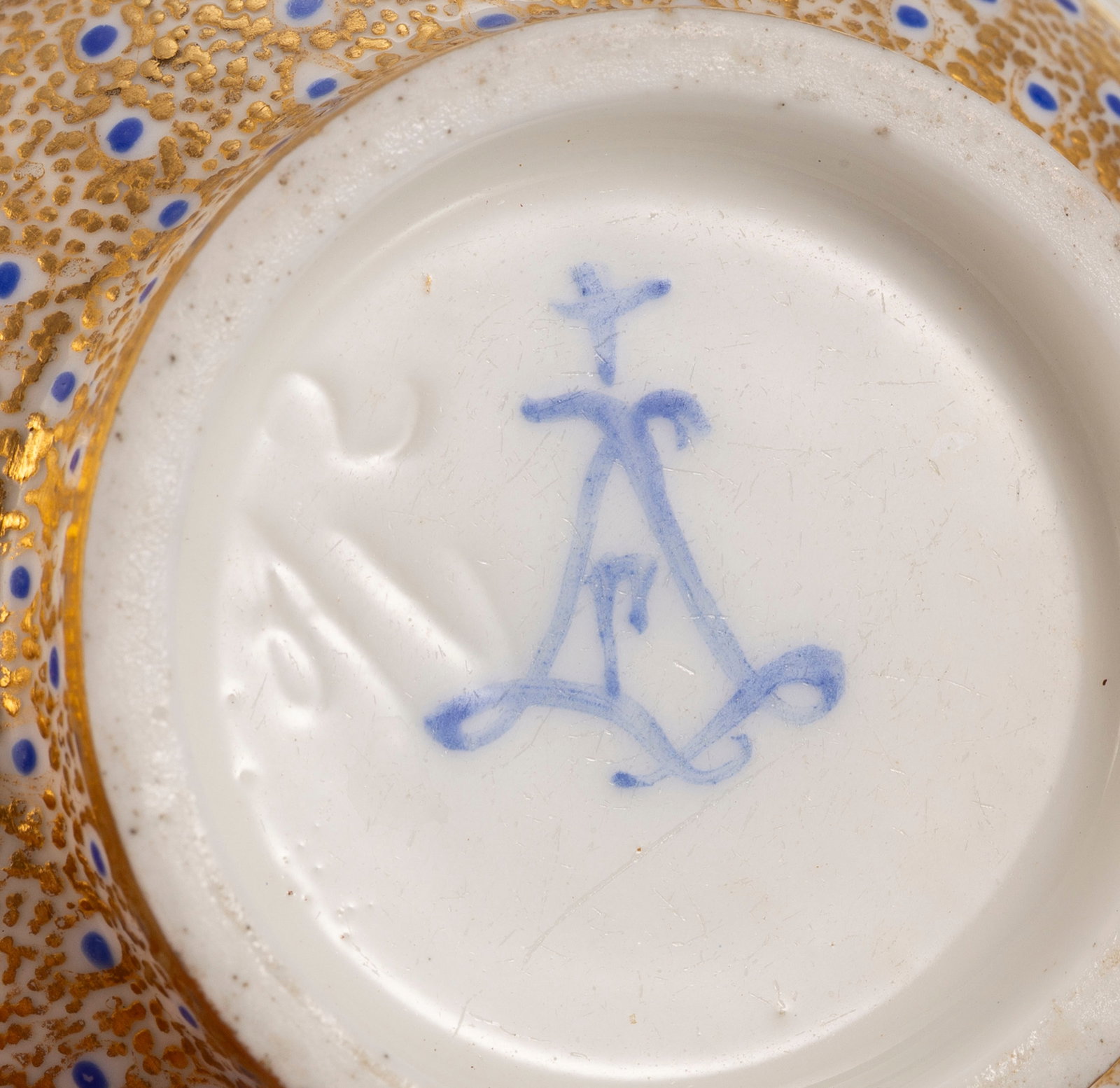 Sèvres dans le goût de. Ensemble d'1 tasse litron et soucoupe et 1 tasse couverte et souco - 12