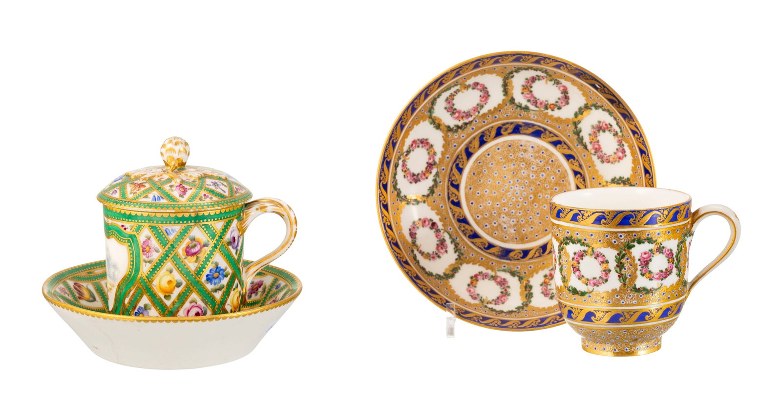 Sèvres dans le goût de. Ensemble d'1 tasse litron et soucoupe et 1 tasse couverte et souco: Sèvres dans le goût de. Ensemble d'1 tasse litron et soucoupe et 1 tasse couverte et soucoupe en porcelaine, XIXe s., à riche décor de fleurs et feuillage, marques apocryphes, h. 8