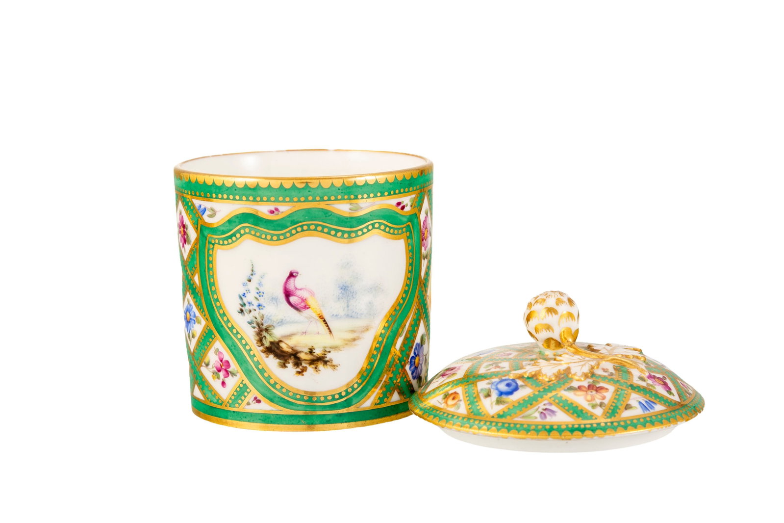 Sèvres dans le goût de. Ensemble d'1 tasse litron et soucoupe et 1 tasse couverte et souco - 8