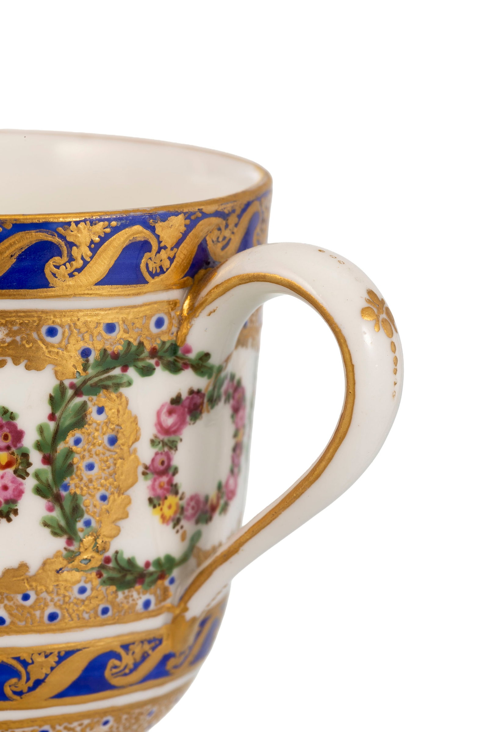 Sèvres dans le goût de. Ensemble d'1 tasse litron et soucoupe et 1 tasse couverte et souco - 9