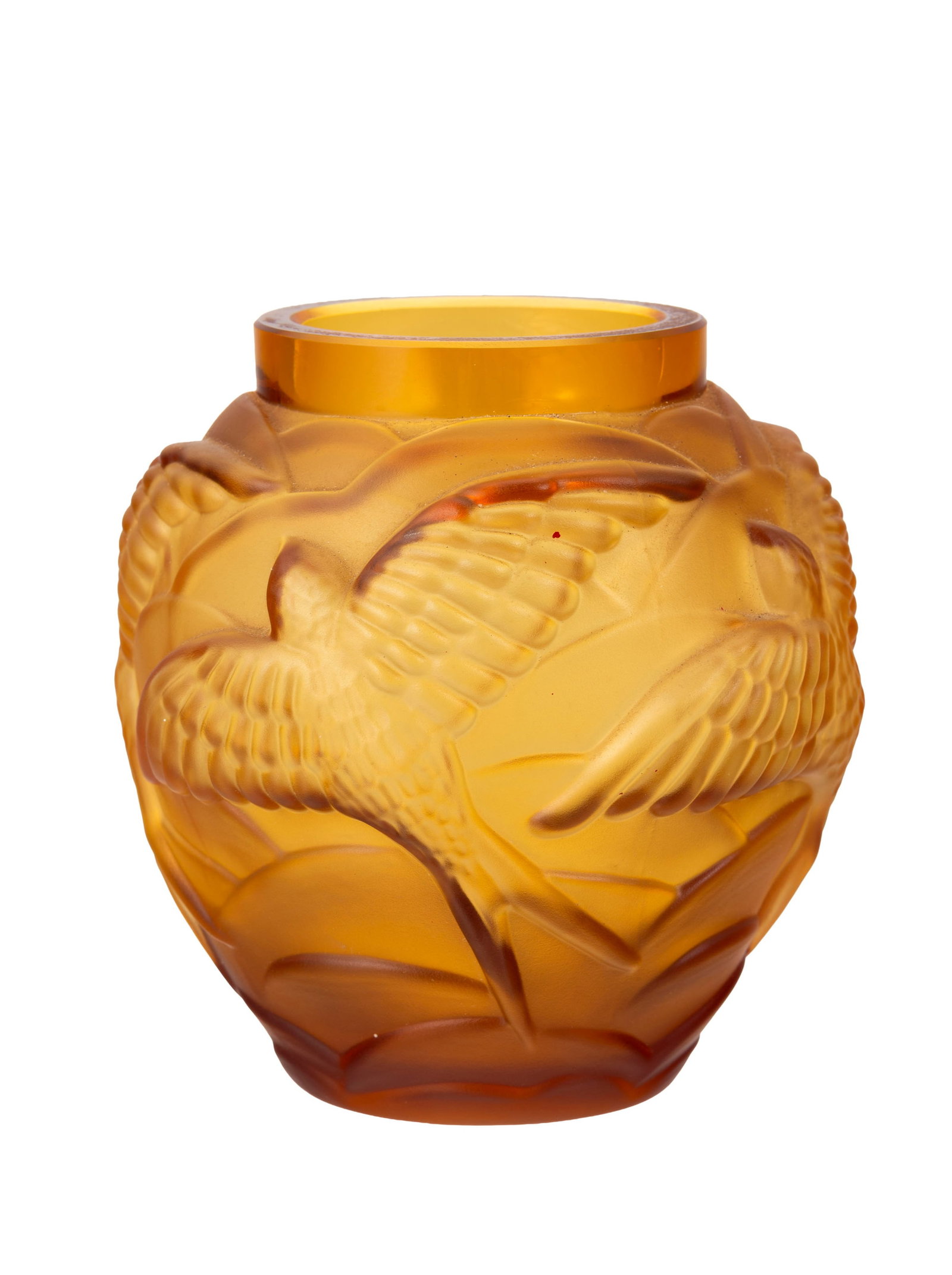 Vase ovoïde en verre moulé-pressé teinté ambre, dans le goût de Sabino, : Vase ovoïde en verre moulé-pressé teinté ambre, dans le goût de Sabino, à décor d'oiseaux en vol, non signé, h. 13 cm