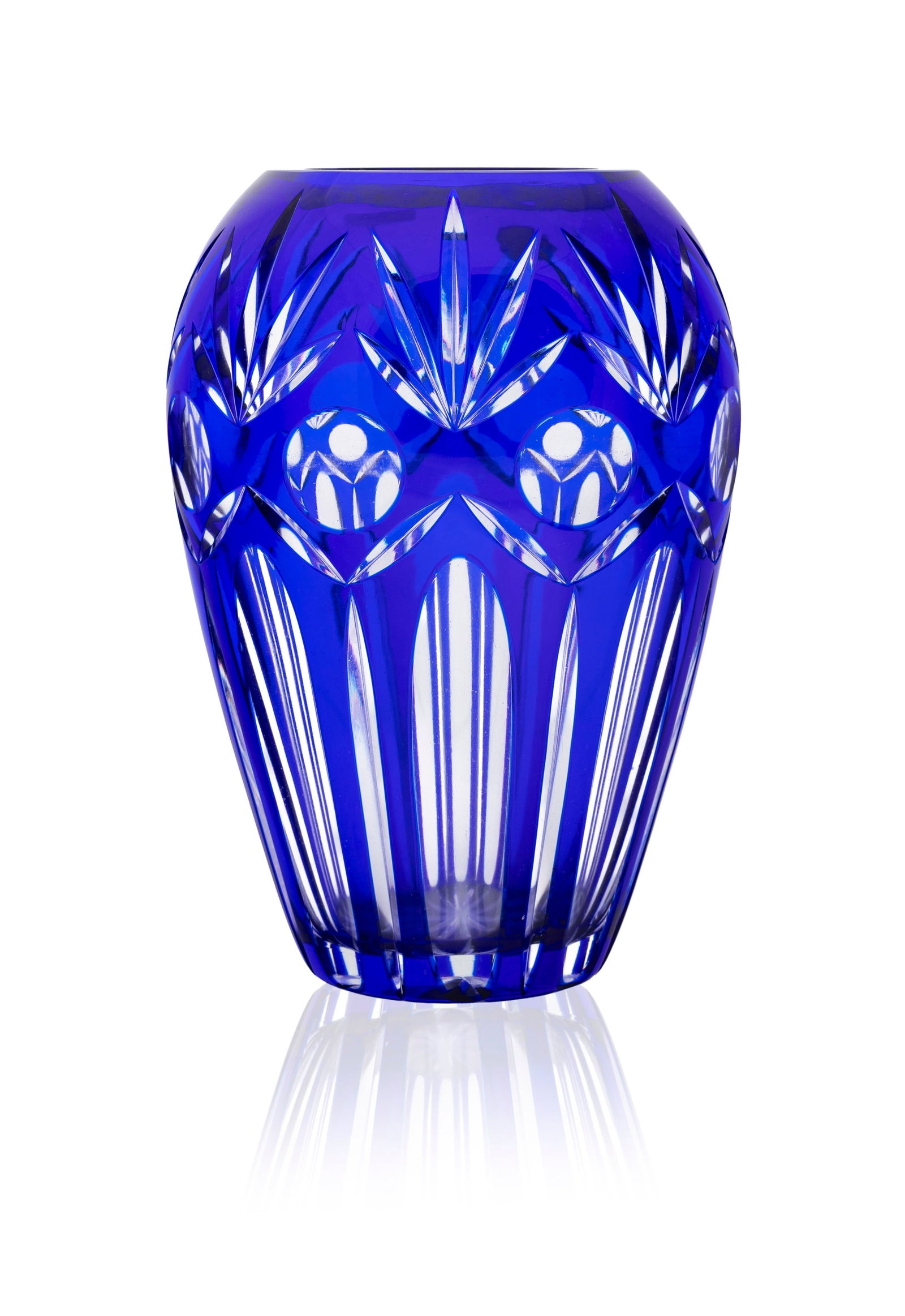 Vase ovoïde en cristal blanc et bleu, A&H, Allemagne de l'Ouest, XXe s. (avant 1990), à d&: Vase ovoïde en cristal blanc et bleu, A&H, Allemagne de l'Ouest, XXe s. (avant 1990), à décor géométrique, h. 25 cm