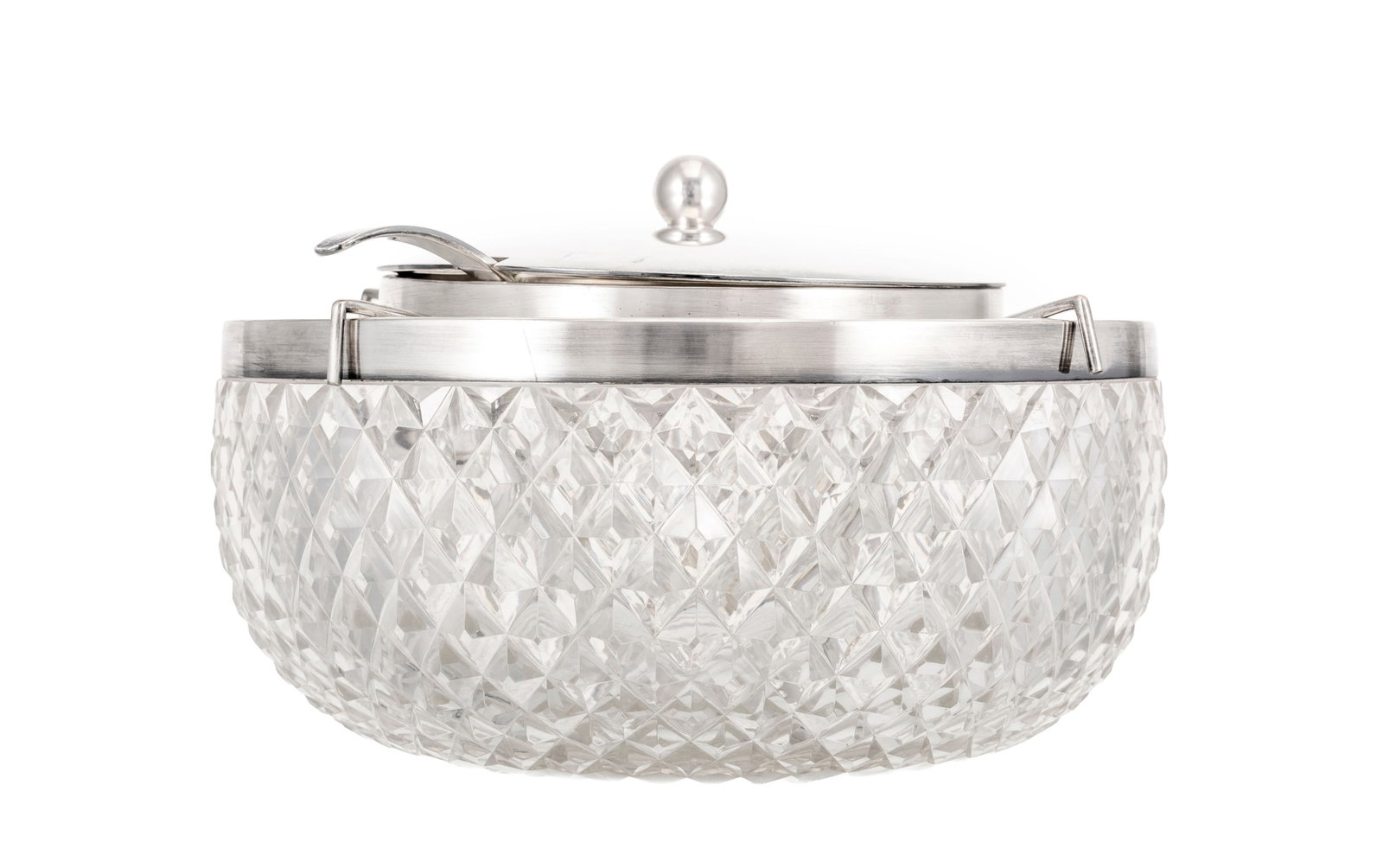Bol à caviar en cristal taillé et monture en métal argenté, XXe s., à motif: Bol à caviar en cristal taillé et monture en métal argenté, XXe s., à motif pointes de diamant, diam. 20 et 30 cm, h. 21 cm Condition bol intérieur avec fêle