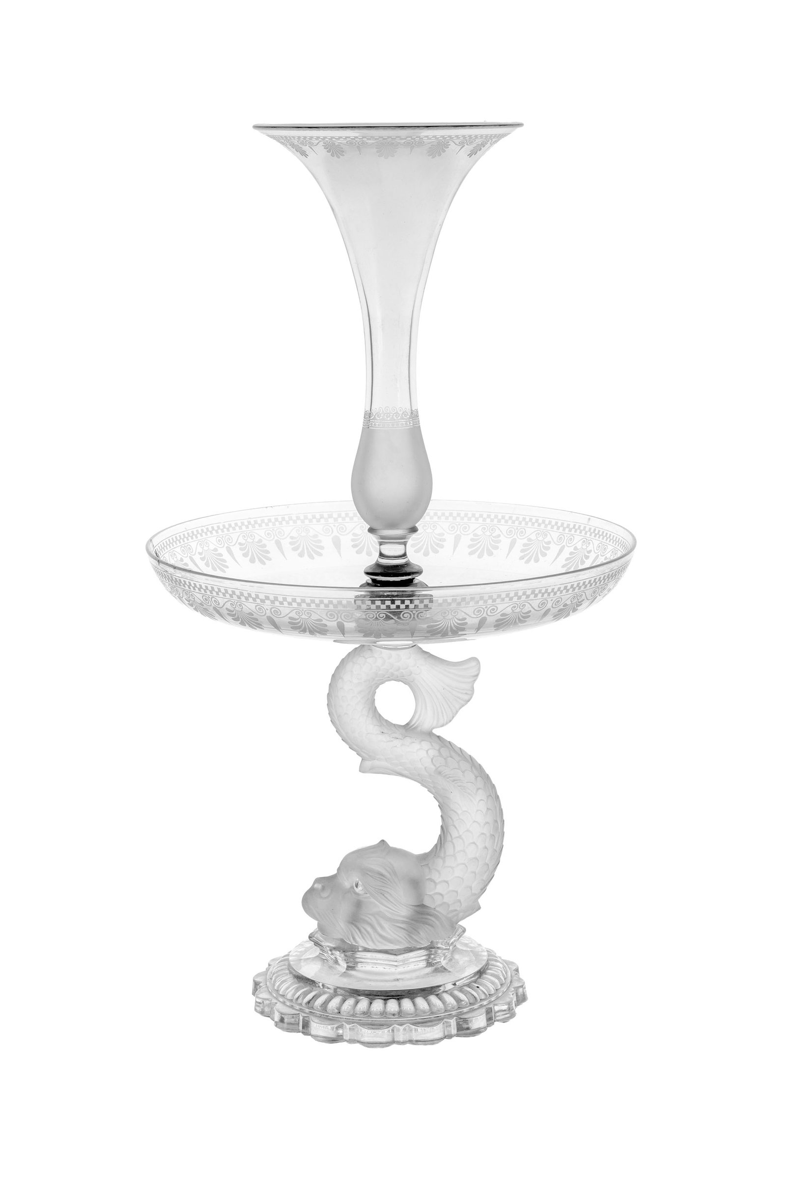 Baccarat. Coupe en cristal blanc et dépoli, fin XIXe s., le fût moulé dauphin, non si: Baccarat. Coupe en cristal blanc et dépoli, fin XIXe s., le fût moulé dauphin, non signé, h. 54,5 cm Condition plusieurs éclats