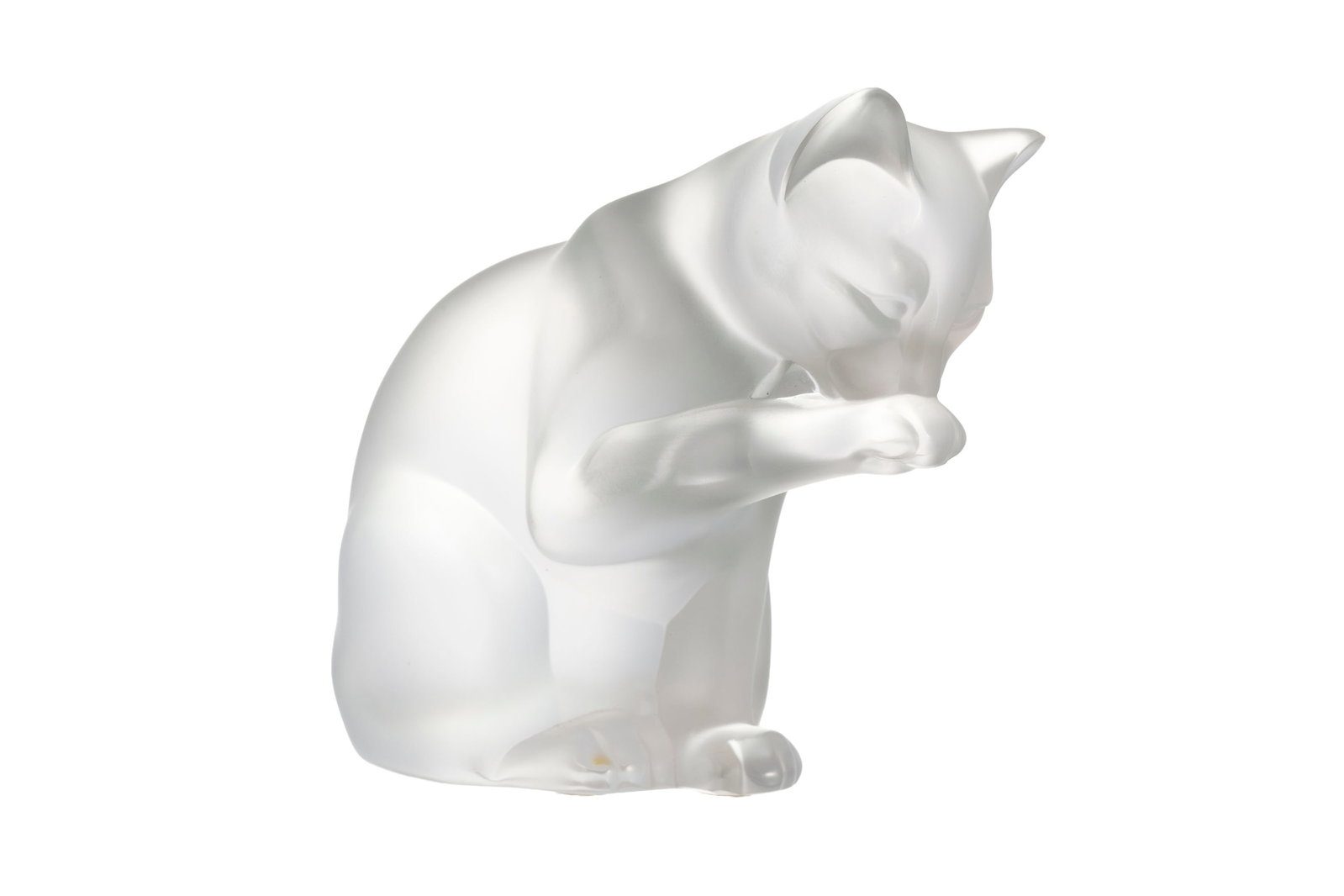 Lalique France. Chat à sa toilette, sculpture en verre moulé-pressé satiné, circ: Lalique France. Chat à sa toilette, sculpture en verre moulé-pressé satiné, circa 1970, signature à la pointe, h. 12,3 cm