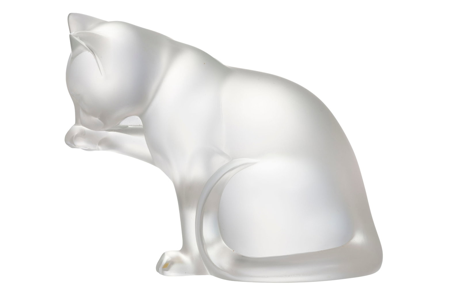 Lalique France. Chat à sa toilette, sculpture en verre moulé-pressé satiné, circ - 2