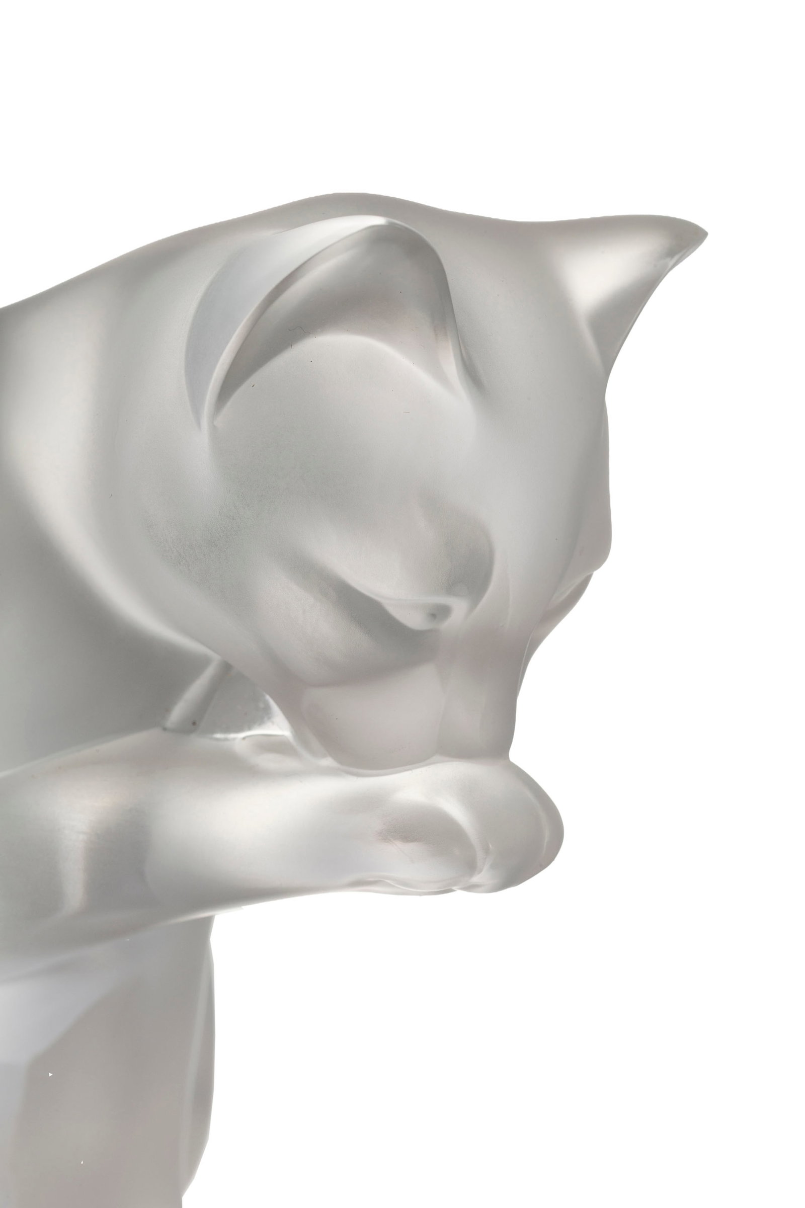 Lalique France. Chat à sa toilette, sculpture en verre moulé-pressé satiné, circ - 4