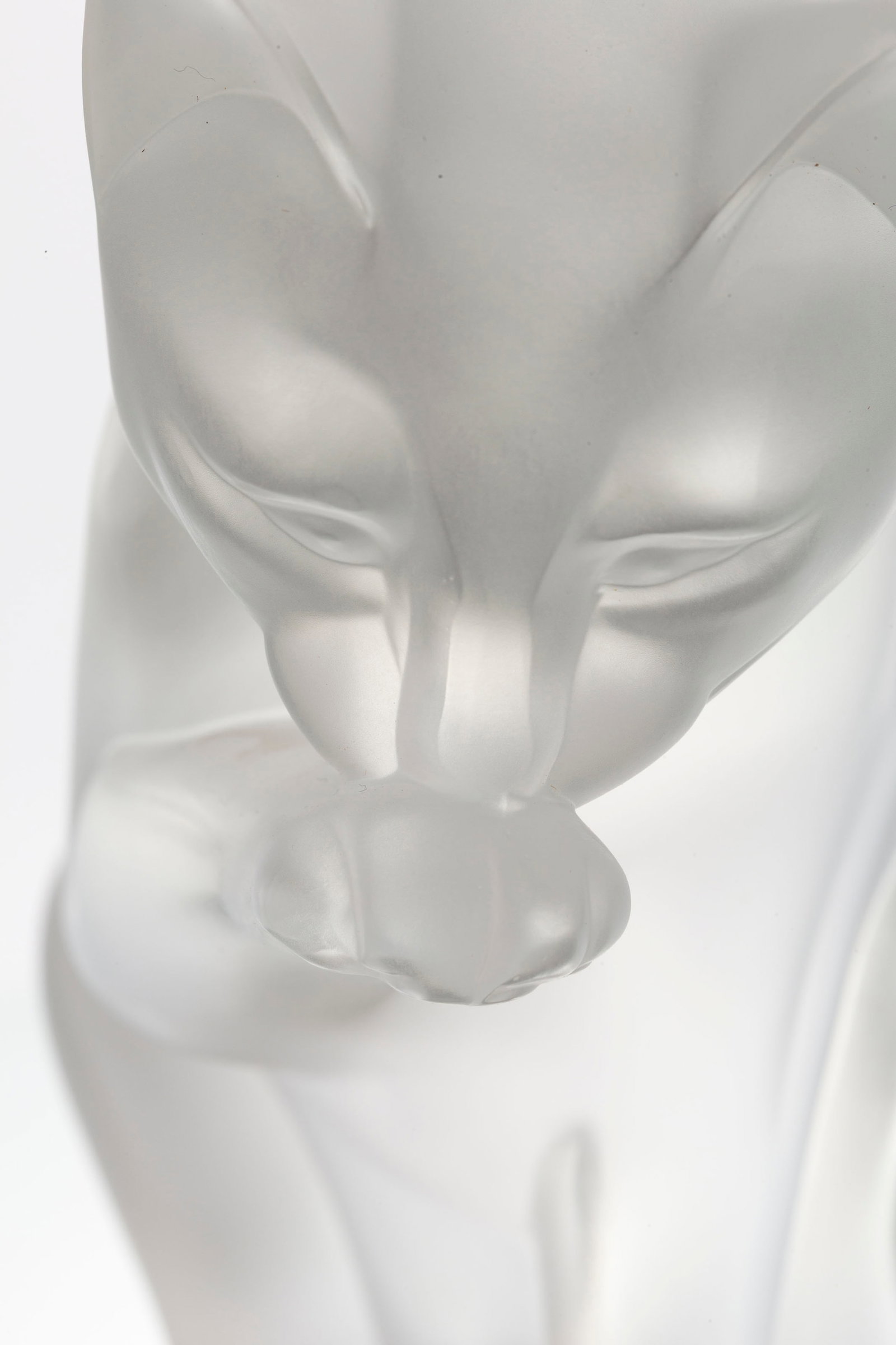 Lalique France. Chat à sa toilette, sculpture en verre moulé-pressé satiné, circ - 5