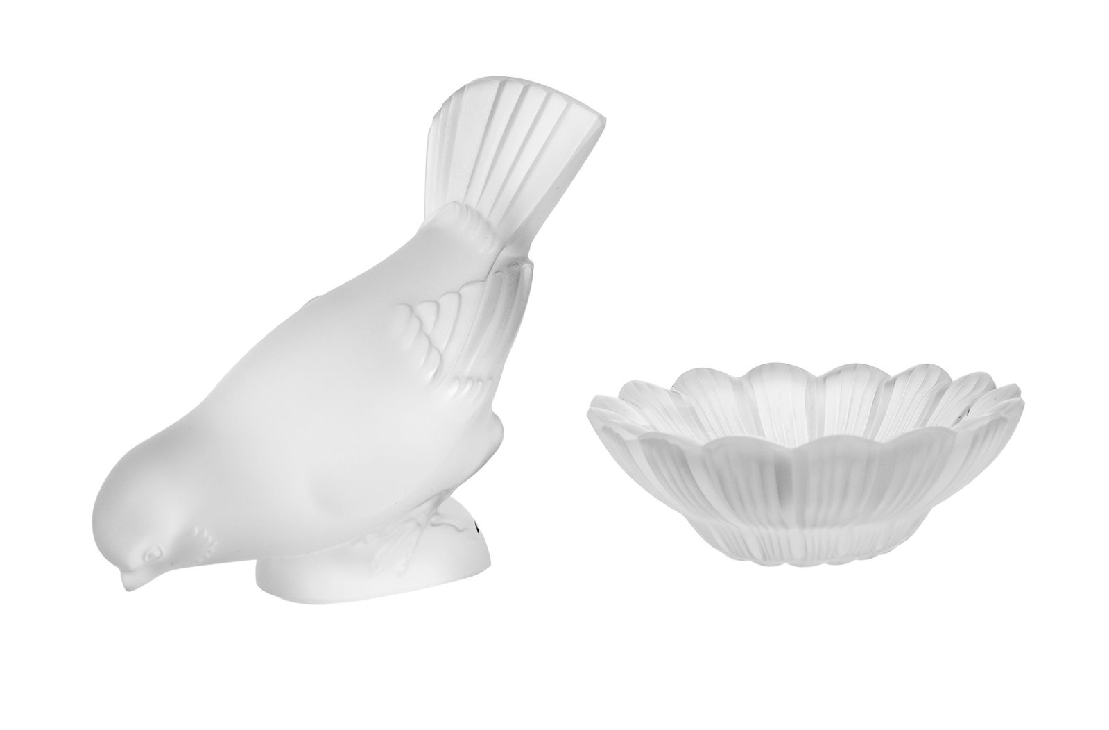 Lalique France. Ensemble d'1 oiseau et 1 coupelle fleur en verre moulé-pressé en partie sa: Lalique France. Ensemble d'1 oiseau et 1 coupelle fleur en verre moulé-pressé en partie satiné, long. 9,5 cm, h. 10 cm