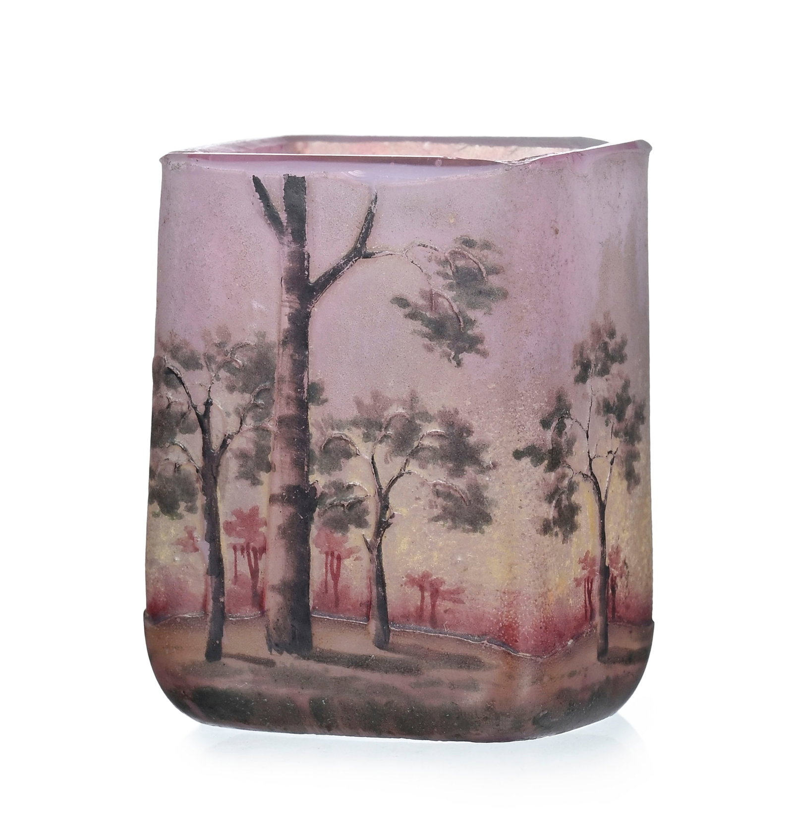 Daum Nancy. Vase miniature en verre multicouche, à décor forestier dégagé à: Daum Nancy. Vase miniature en verre multicouche, à décor forestier dégagé à l'acide sur fond rosé, h. 4 cm Condition plusieurs éclats au col