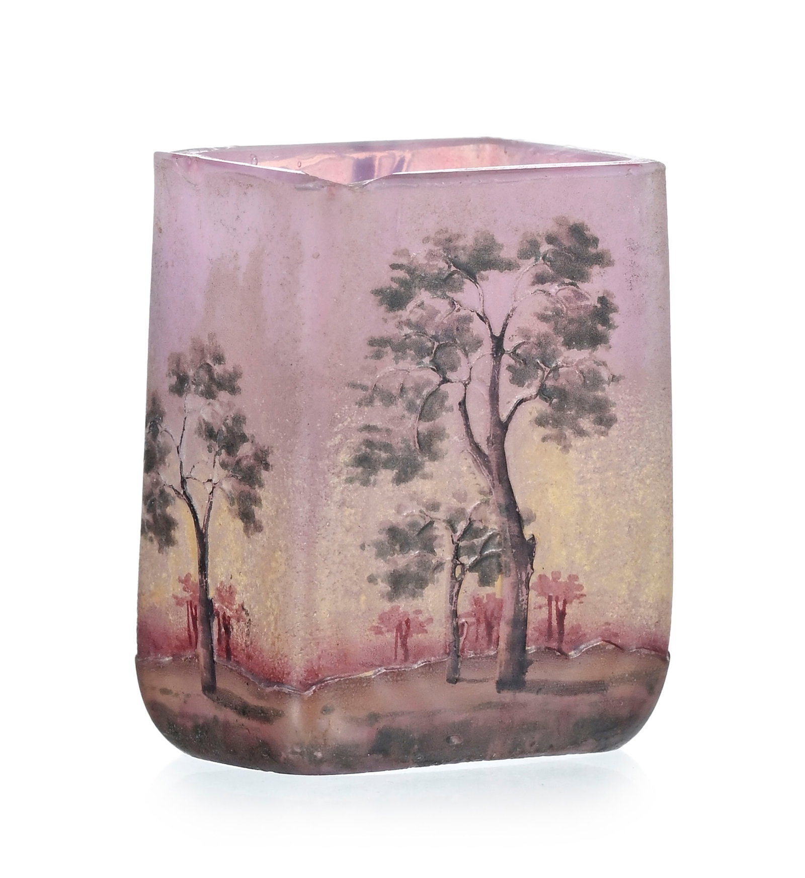 Daum Nancy. Vase miniature en verre multicouche, à décor forestier dégagé à - 2