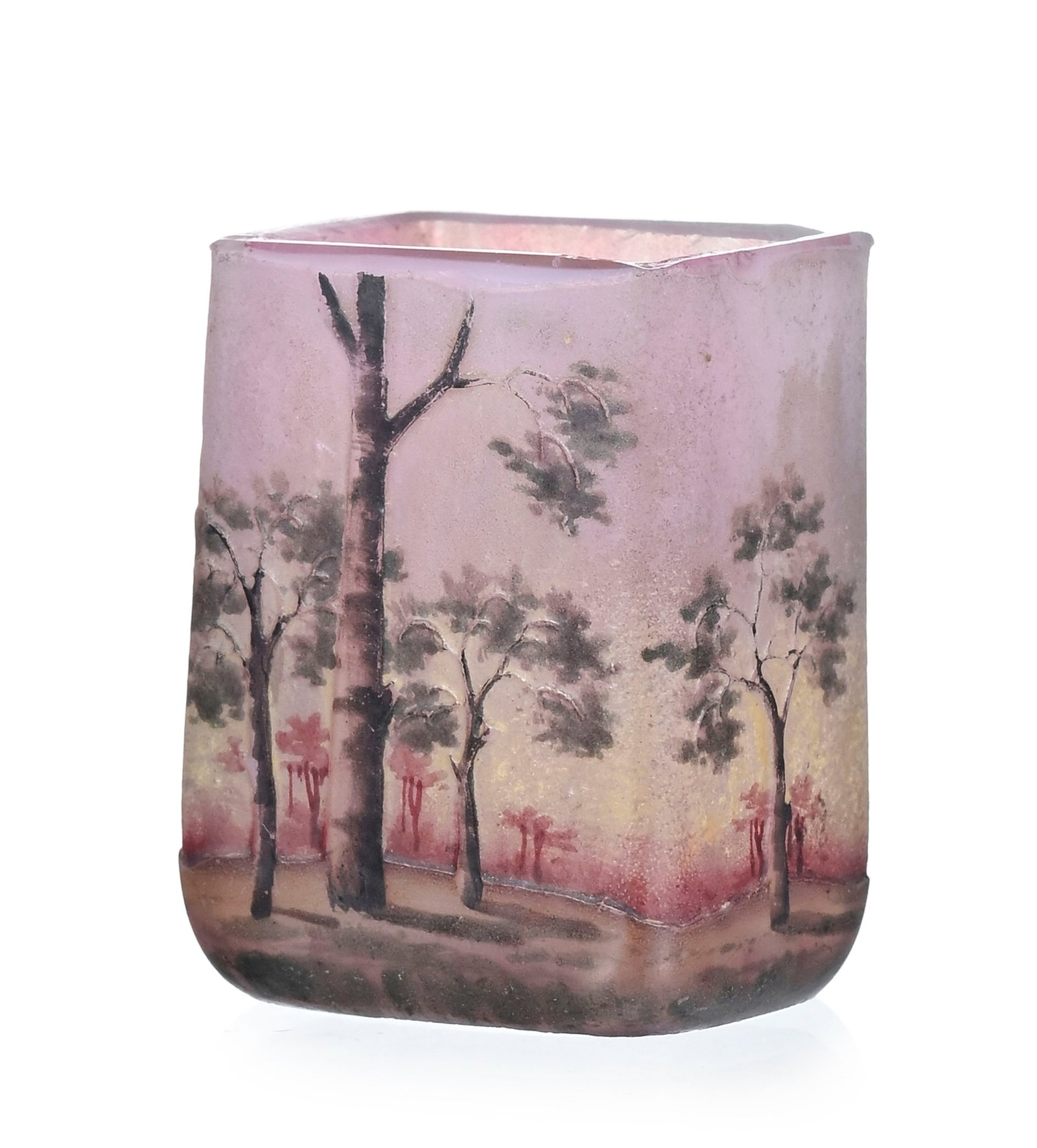 Daum Nancy. Vase miniature en verre multicouche, à décor forestier dégagé à - 3