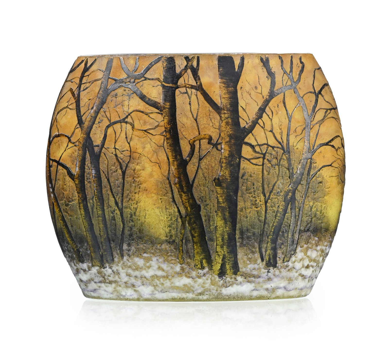 Daum Nancy. Vase ovale cylindrique en verre givré multicouche, à décor dégag: Daum Nancy. Vase ovale cylindrique en verre givré multicouche, à décor dégagé à l'acide de paysage forestier, h. 8 cm (éclats) Condition présence d'éclats 